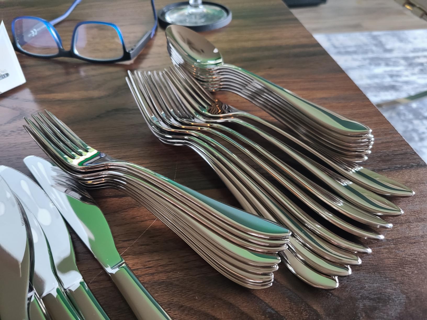 40-Piece Silverware Set for 8,18/10 Stainless Steel | Mirror Polished, Dishwasher Safe , for Home, Restaurant, Wedding and Party Use customer photo 1