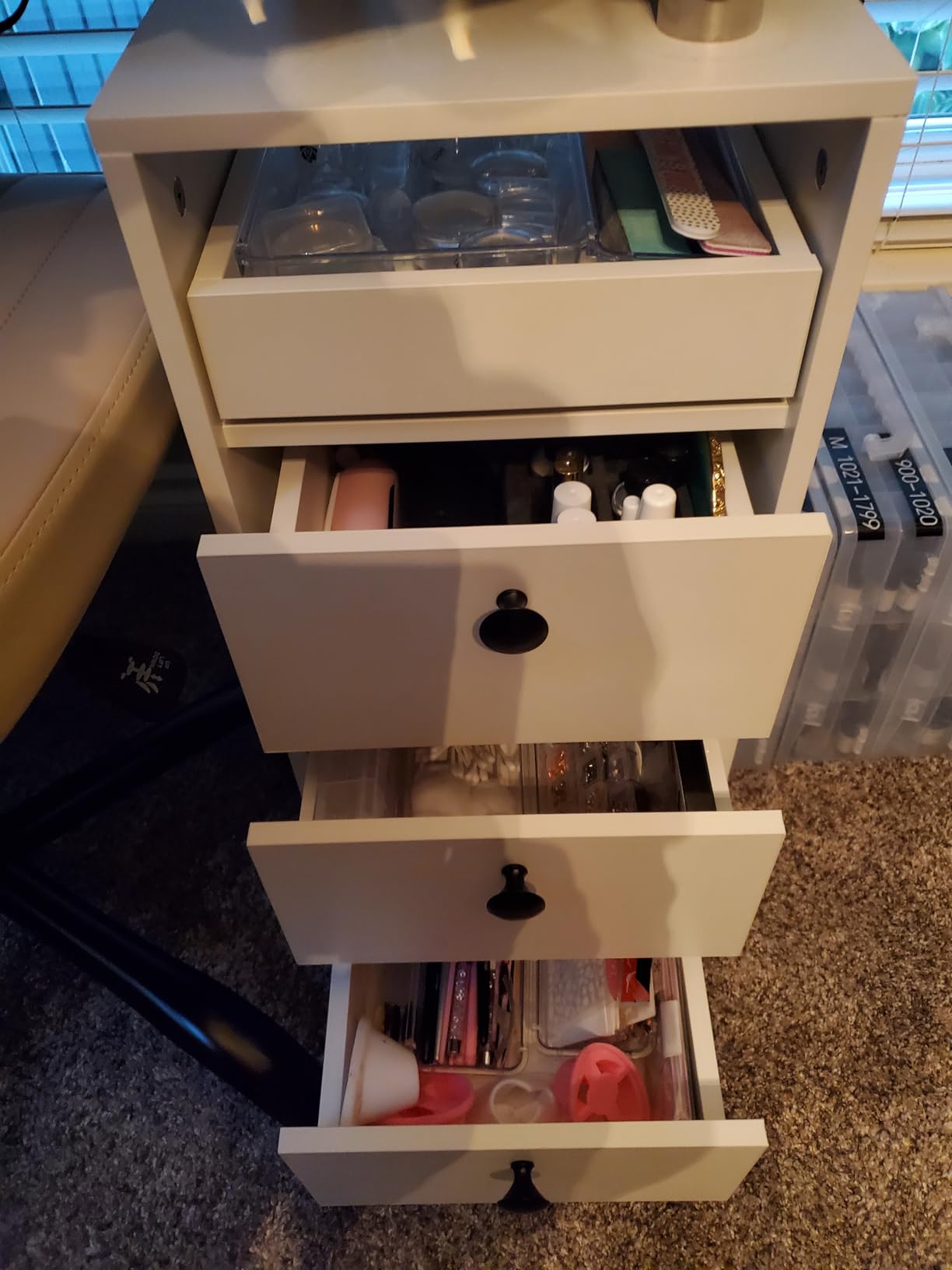 Nail Desk for Nail Tech w/Electric Dust Collector, Rolling Manicure Table w/Lockable Wheels, Storage Drawers, Wrist Cushion, Acetone Resistant, for Nail Beauty Salon Workstation (White) customer photo 2