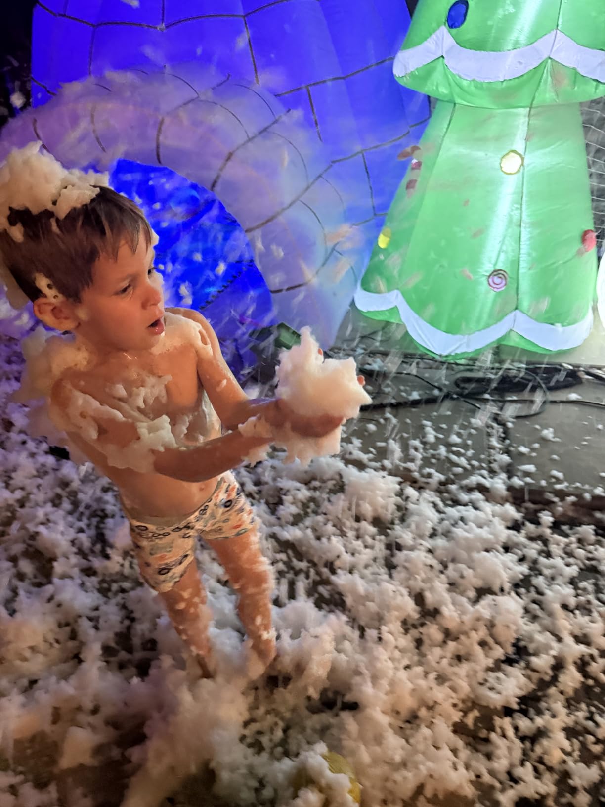 VEVOR Snow Machine, 650W Handheld/Hanging Fake Snow Maker, Snowmaking Machine with Portable Handle, Outdoor & Indoor Artificial Snowflake Maker for DJ Stage Parties Christmas Decor customer photo 1