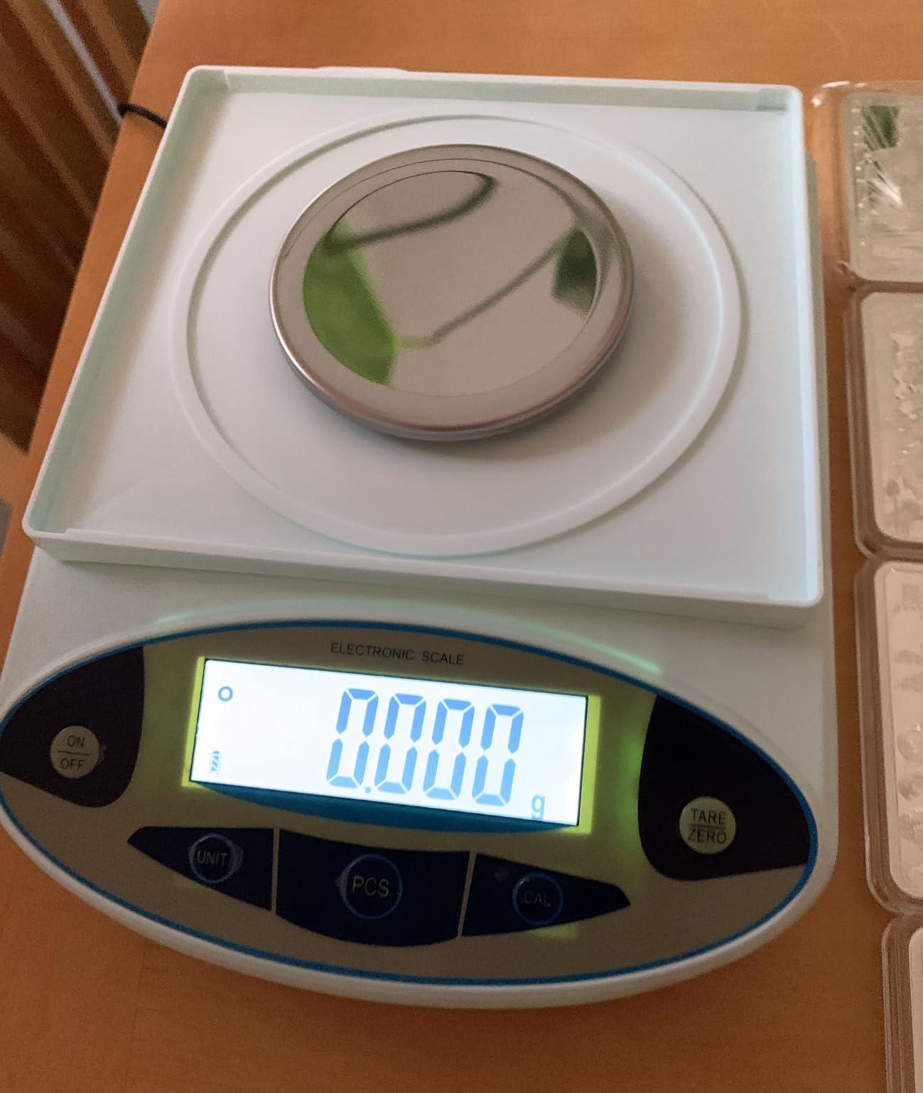 Lab Scale 500g*0.001g High Precision Accurate Analytical Balance with Windshield and 200g Calibration Weight customer photo 2