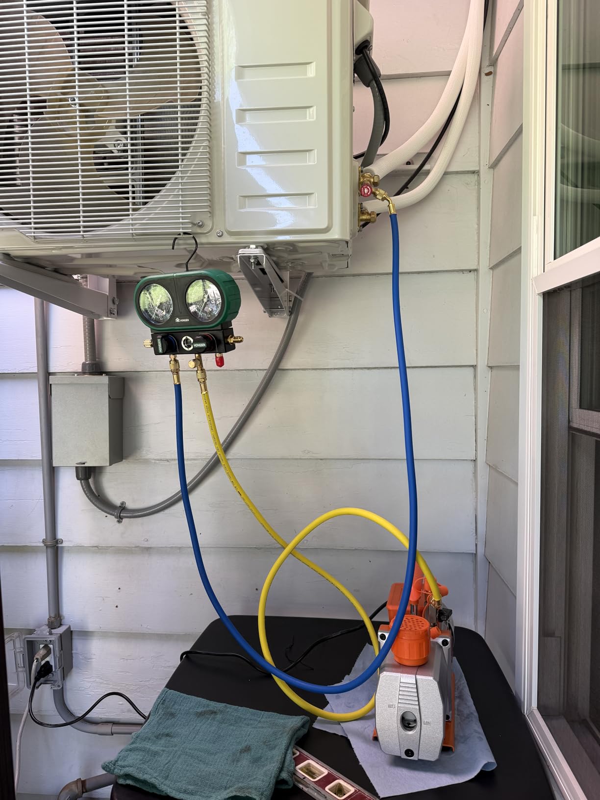 VEVOR Vacuum Pump, 7 CFM 3/4 HP, HVAC Two Stage Rotary Vane AC Vacuum Pump, for R134a R22 R410a R1234YF R32, 4 Pole Motor, for Automotive Air Conditioner Maintenance Resin Degassing, Oil Included customer photo 2