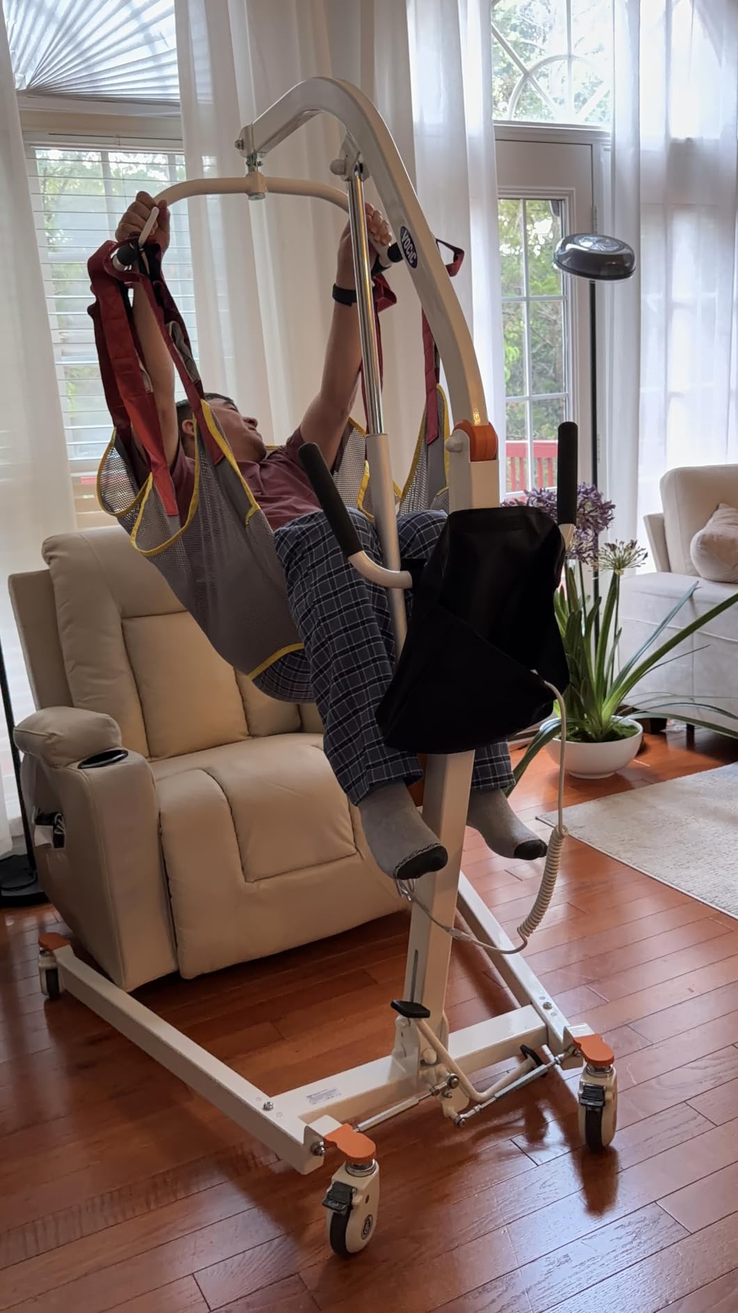 VOCIC Electric Patient Lift for Home, Floor-to-Bed Transfer Aid Lift Chair for Elderly, Foldable Patient Lift with Wireless Lithium Handset, Manual Emergency, 330lbs Capacity, Includes Sling, AY05 customer photo 1