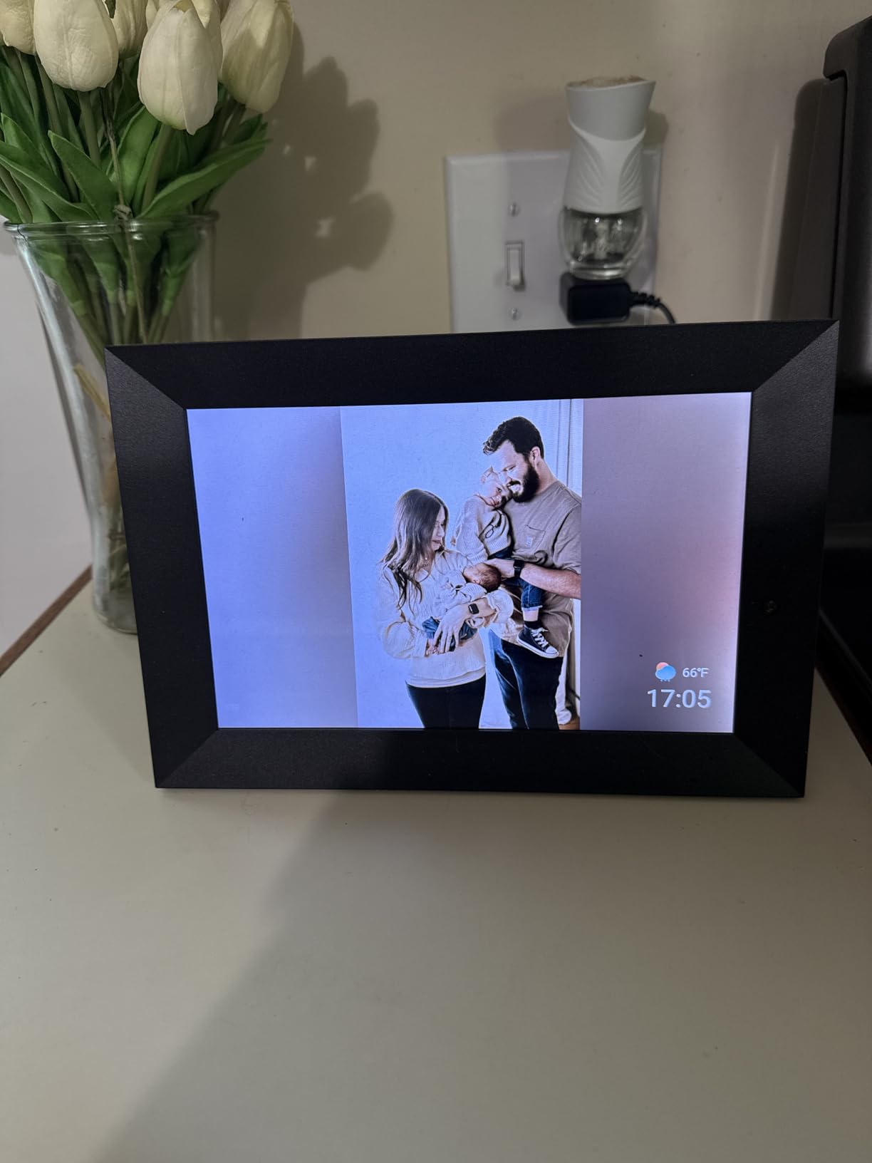 AEEZO Digital Picture Frame, 10.1 Inch Digital Photo Frame with 1280 * 800 HD IPS Touch Screen, Smart Digital Frame Built-in 32GB Memory, Auto-Rotate Easy Setup via AiMOR APP(Black) customer photo 2