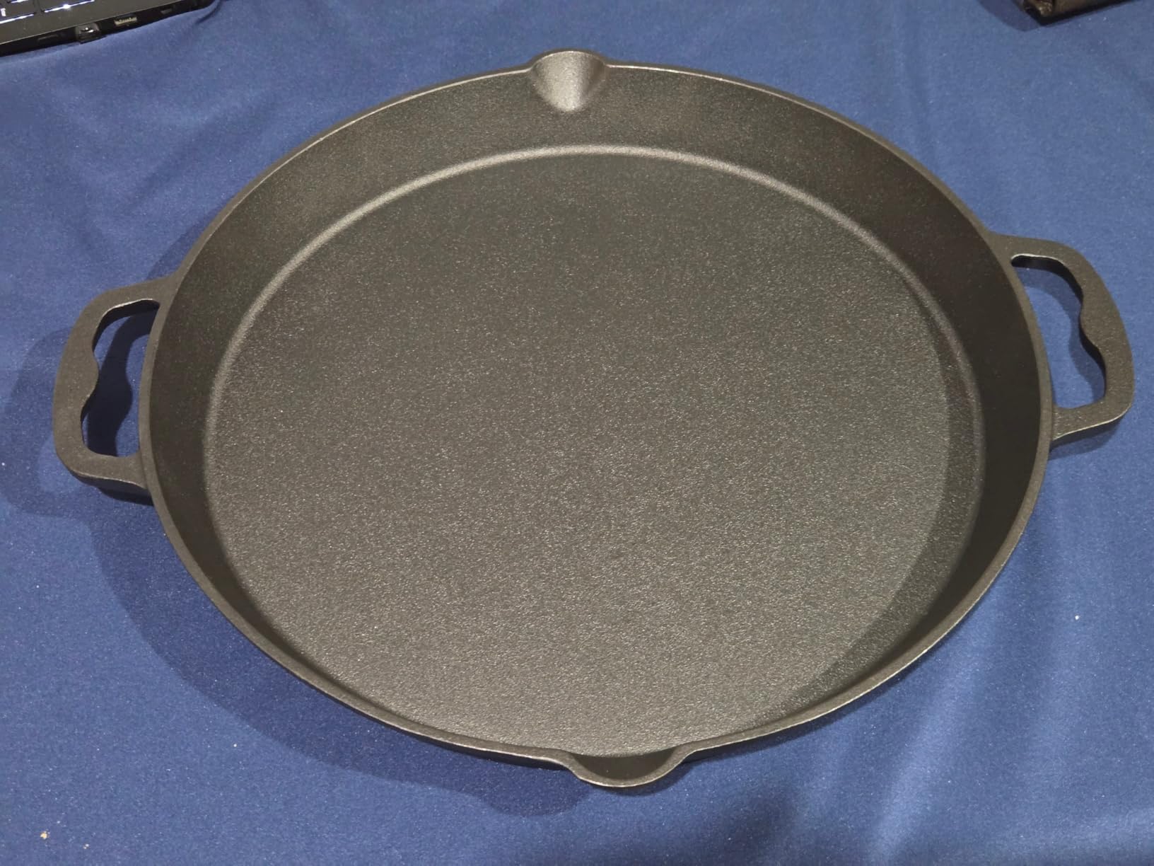 BUCABUCA Pre-Seasoned Cast iron Skillet, Frying Pan, Chef's Pan, Large Skillet, Cast Iron Camping Pan (17 inch) customer photo 2