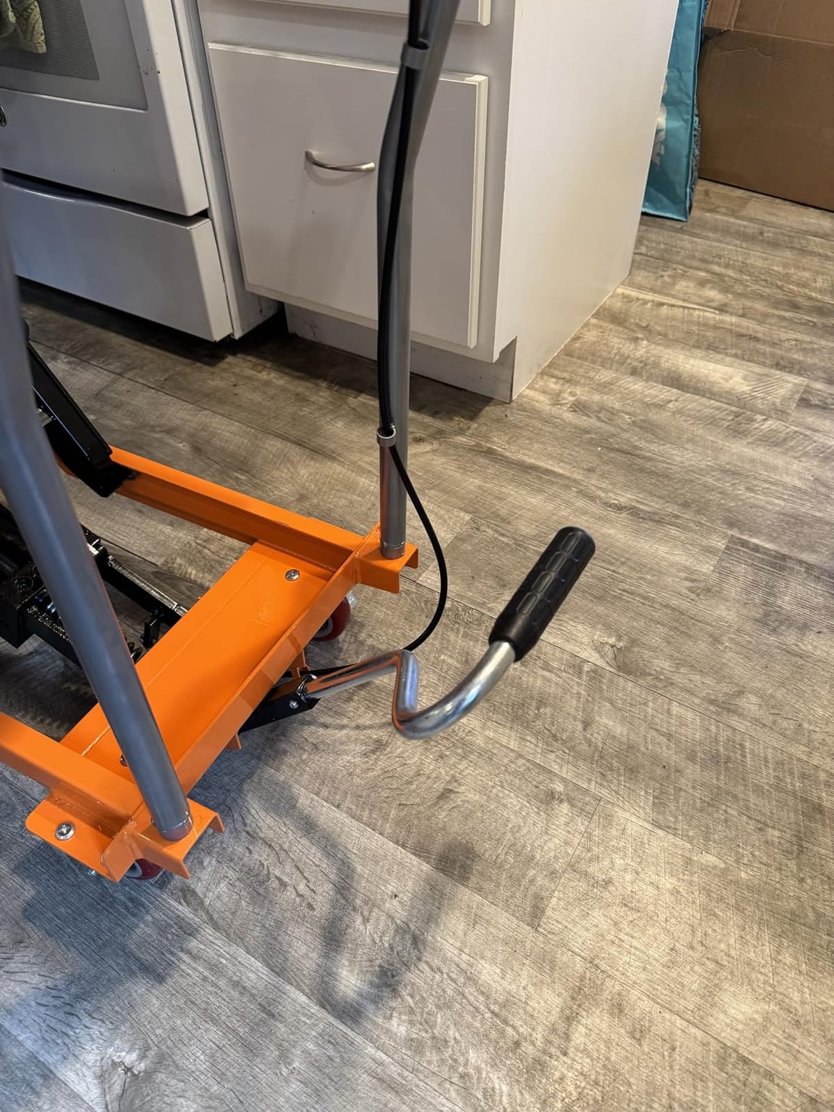 GarveeTech Hydraulic Lift Table Cart, 330 LBS Capacity 28.5 in Lifting Height, Manual Single Scissor Lift Table with Locking Wheels and Non-Slip Pad, Hydraulic Scissor Cart for Material Handling customer photo 1