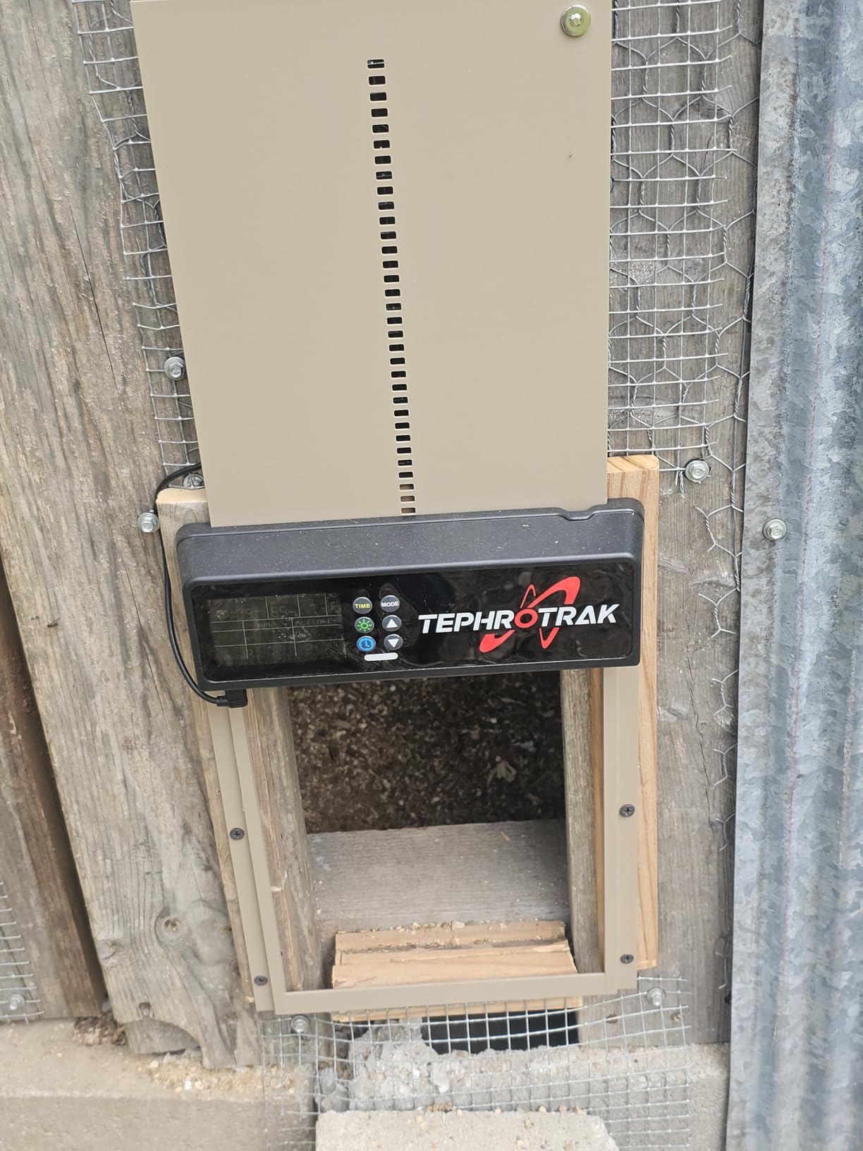 Automatic Chicken Coop Door: 3500mAh Solar Powered, 656ft Long-Range Remote, Intuitive Color LCD Display, Anti-Pinch Safety Sensor, Weather-Resistant Aluminum Auto Door for Poultry customer photo 1