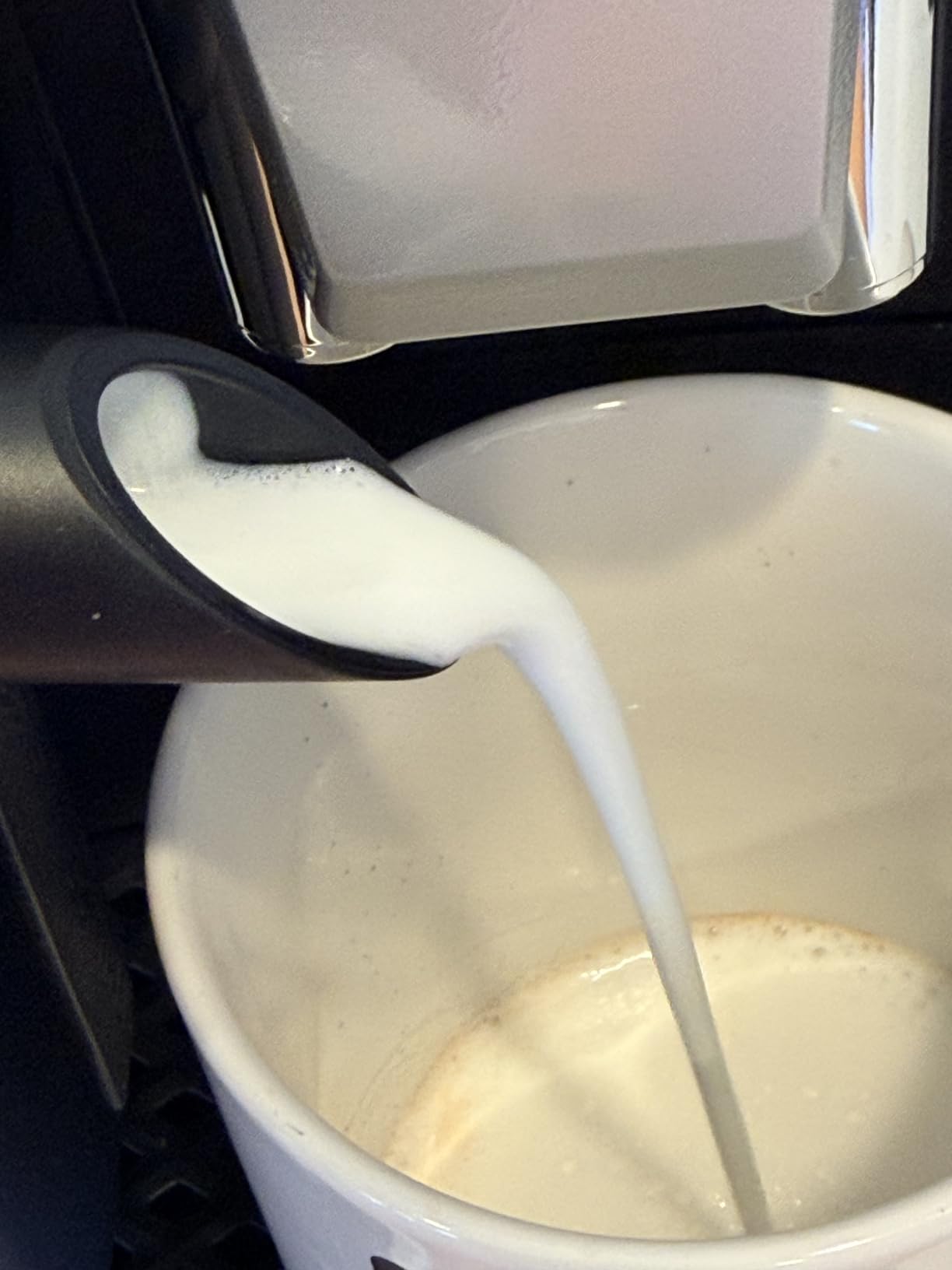 PHILIPS 2300 Series Fully Automatic Espresso Machine, LatteGo Milk System | 3 Coffee Pre-Sets, ceramic grinder, customizable coffee strength & cup size, hot water, 15-bar pressure (EP2330/10) customer photo 1