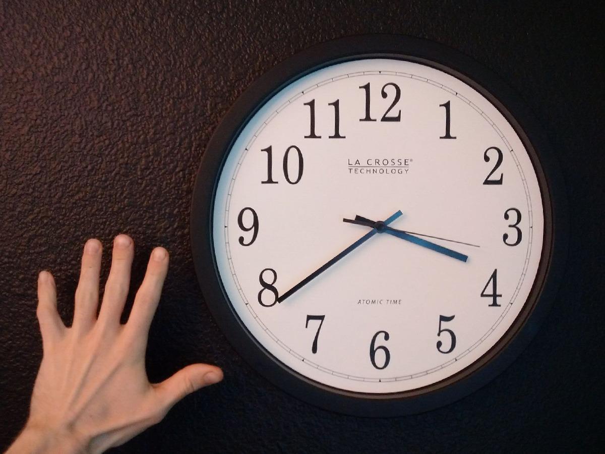 La Crosse Technology Wall Clock, Plastic, 14-inch Dia. (WT-3143A) (WT-3143A-INT) customer photo 2