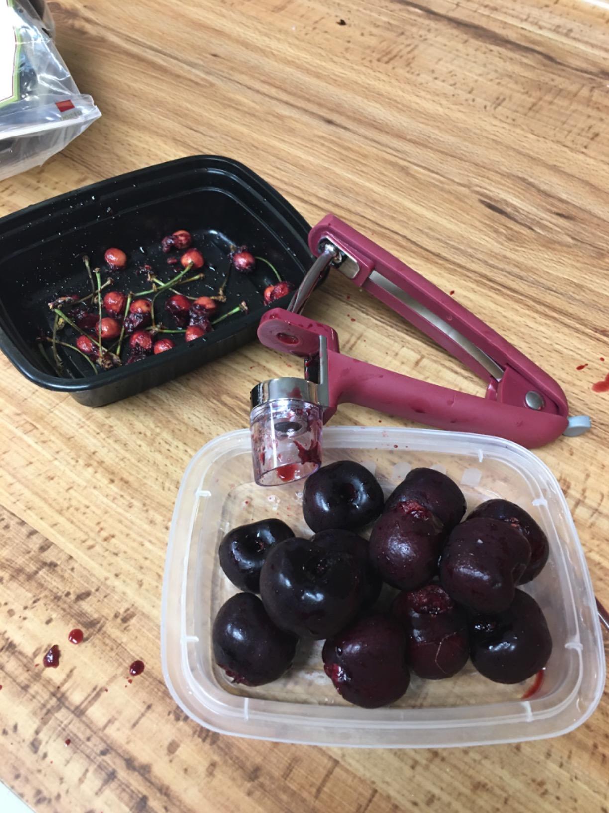 OXO Good Grips Olive and Cherry Pitter, Black, Model Number: 1071499 customer photo 2