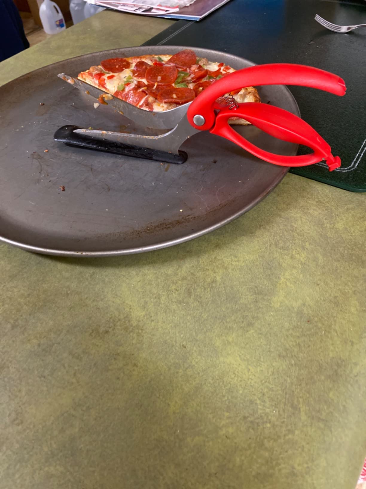 Dreamfarm Scizza 2-In-1 Easy Ergonomic Pizza Scissors with Stainless Steel Pizza Cutter Blades & Non-Stick Slice Server - Black customer photo 1
