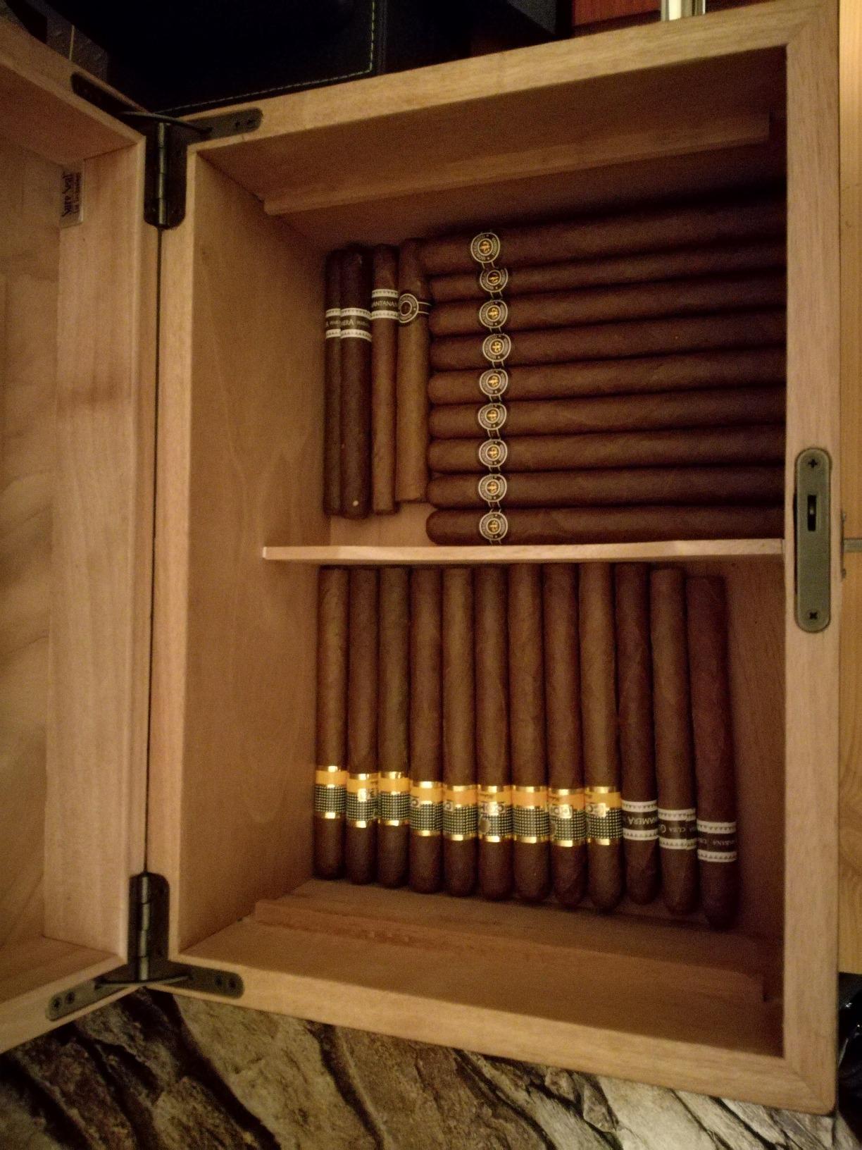 Humidor Supreme Old World Desktop Cigar Humidor - Desktop Cigar Storage with Spanish Cedar Tray & Dividers | Antique Walnut Finish Cigar Box with Humidifier & Glass Hygrometer - Holds 75 - 100 Cigars customer photo 2