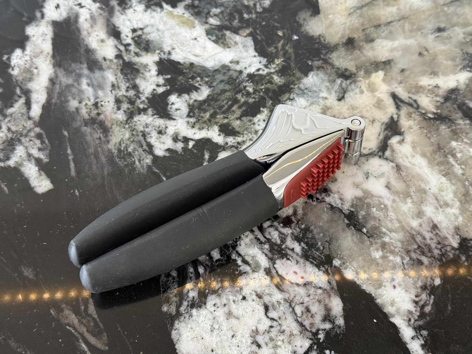 OXO Good Grips Garlic Press, Easy to squeeze & Self Cleaning Tool, Black customer photo 2