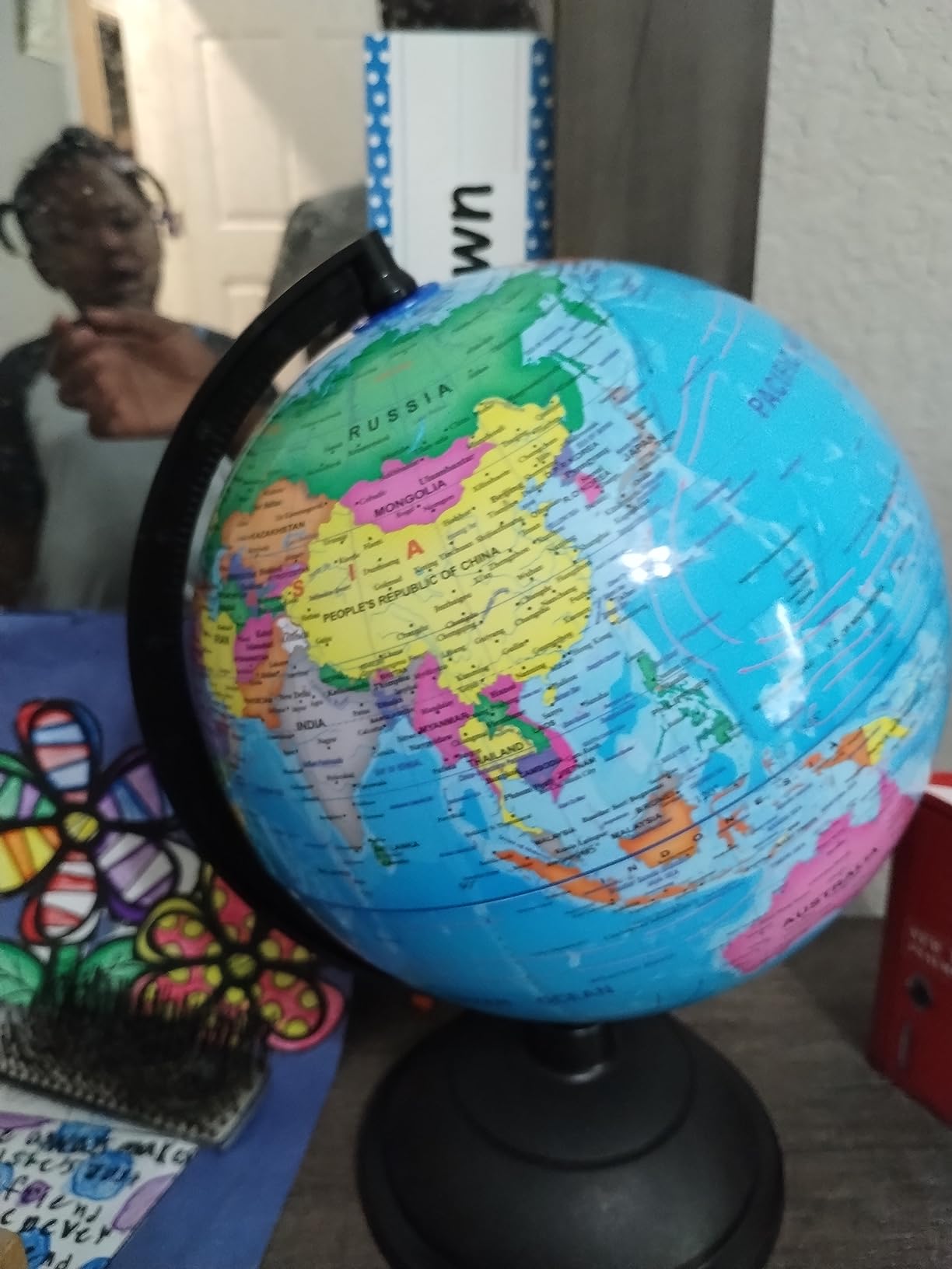 Juvale World Globe for Kids - 8-Inch, Multicolor with Plastic Stand - Educational Desk Globe with World Map for Kids & Classroom Decor customer photo 2