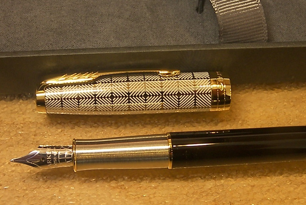 Parker Sonnet Fountain Pen Chiseled Silver with Gold Trim Solid 18k Gold Fine Nib (1931489) customer photo 2