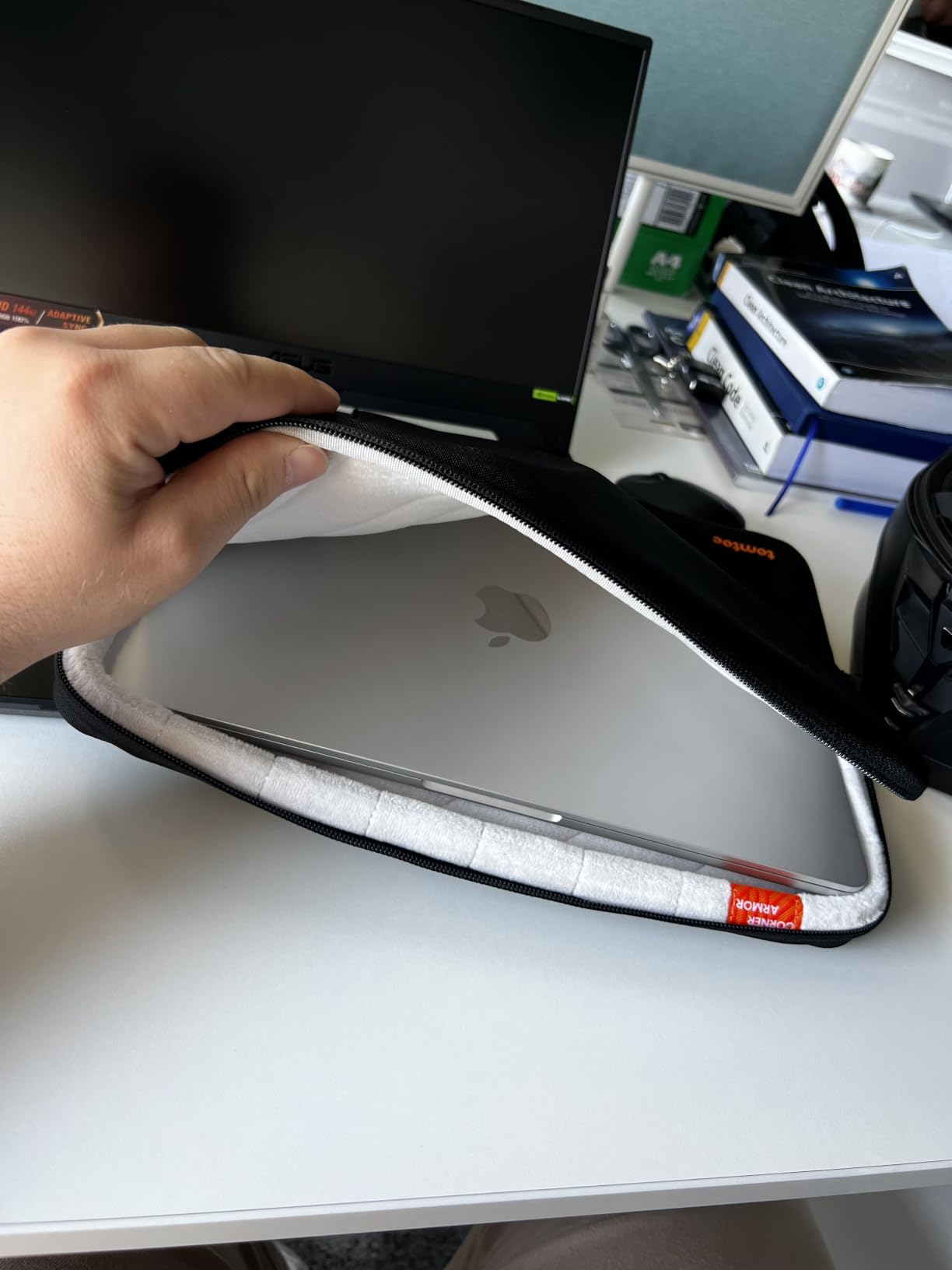 tomtoc 360° Protective Laptop Sleeve for 14-inch MacBook Pro M5 Pro/Max customer photo 1