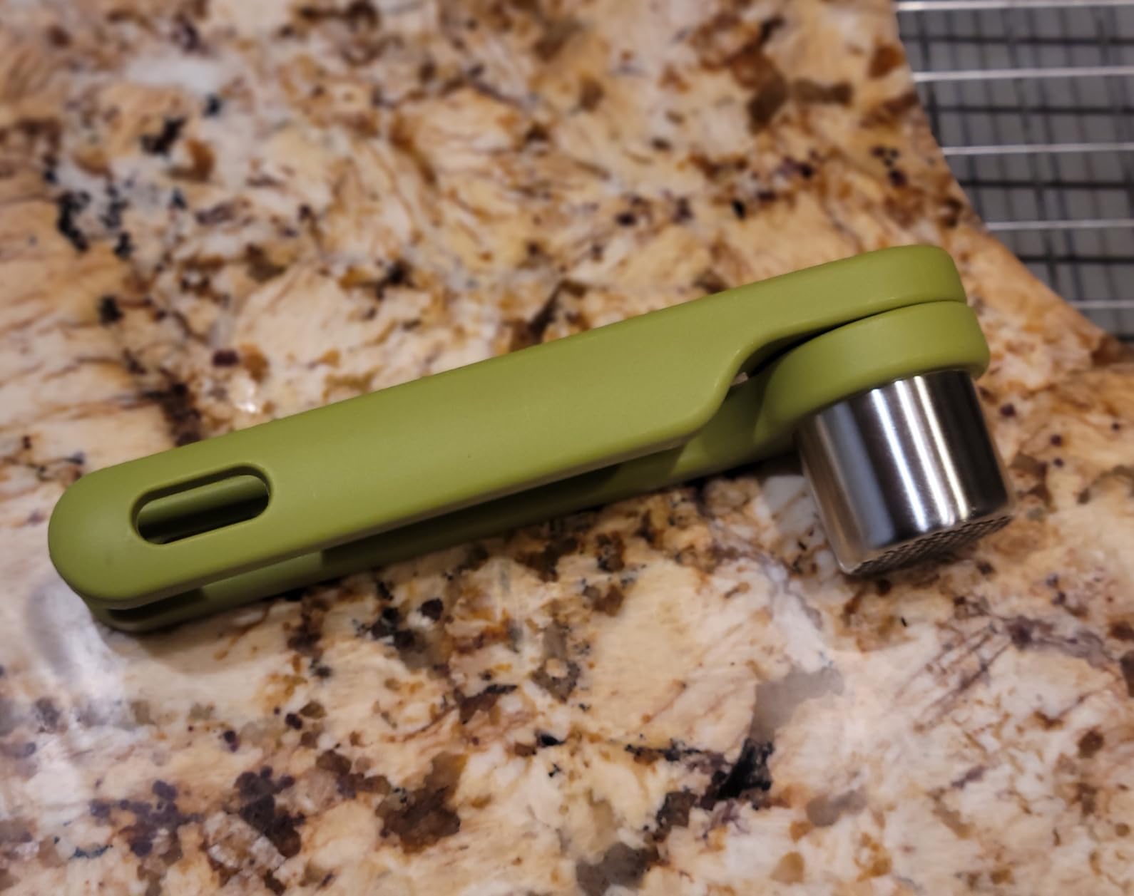 Joseph Joseph Helix Garlic Press Mincer Ergonomic Twist-Action Hand Juicer, Stainless Steel customer photo 1