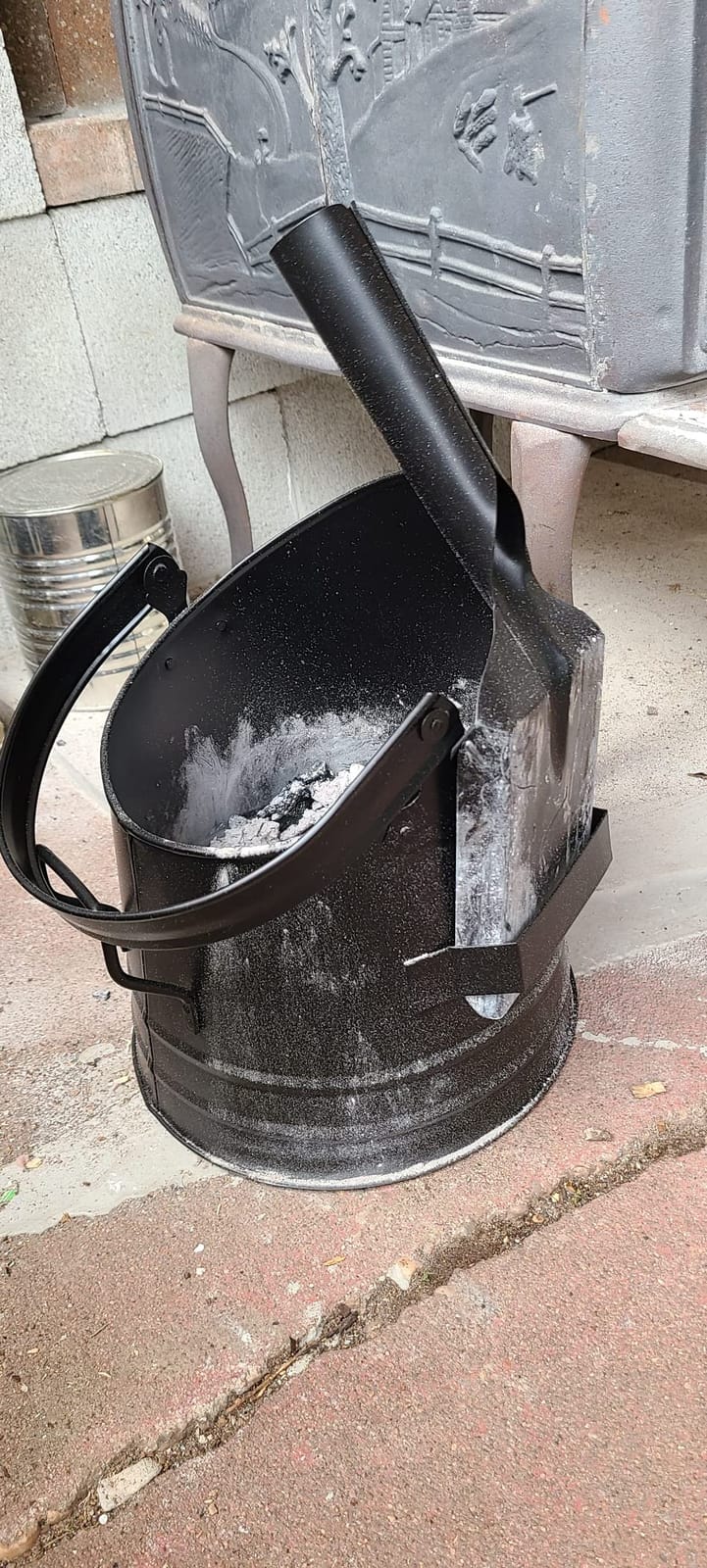 Mind Reader Fireplace Ash Bucket, 6L (1.5 gal) Capacity, Wood Stove, Fireplace Accessories, Metal, 9