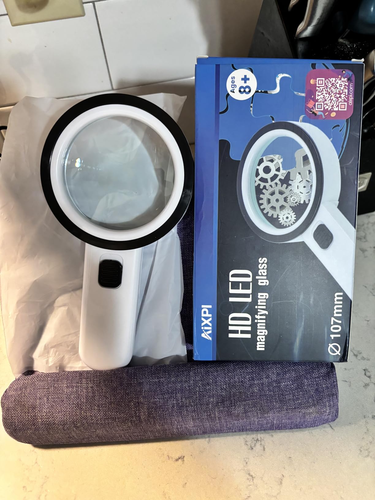 Handheld Magnifying Glass with Light Double-Layer Glass Lens for Reading customer photo 2