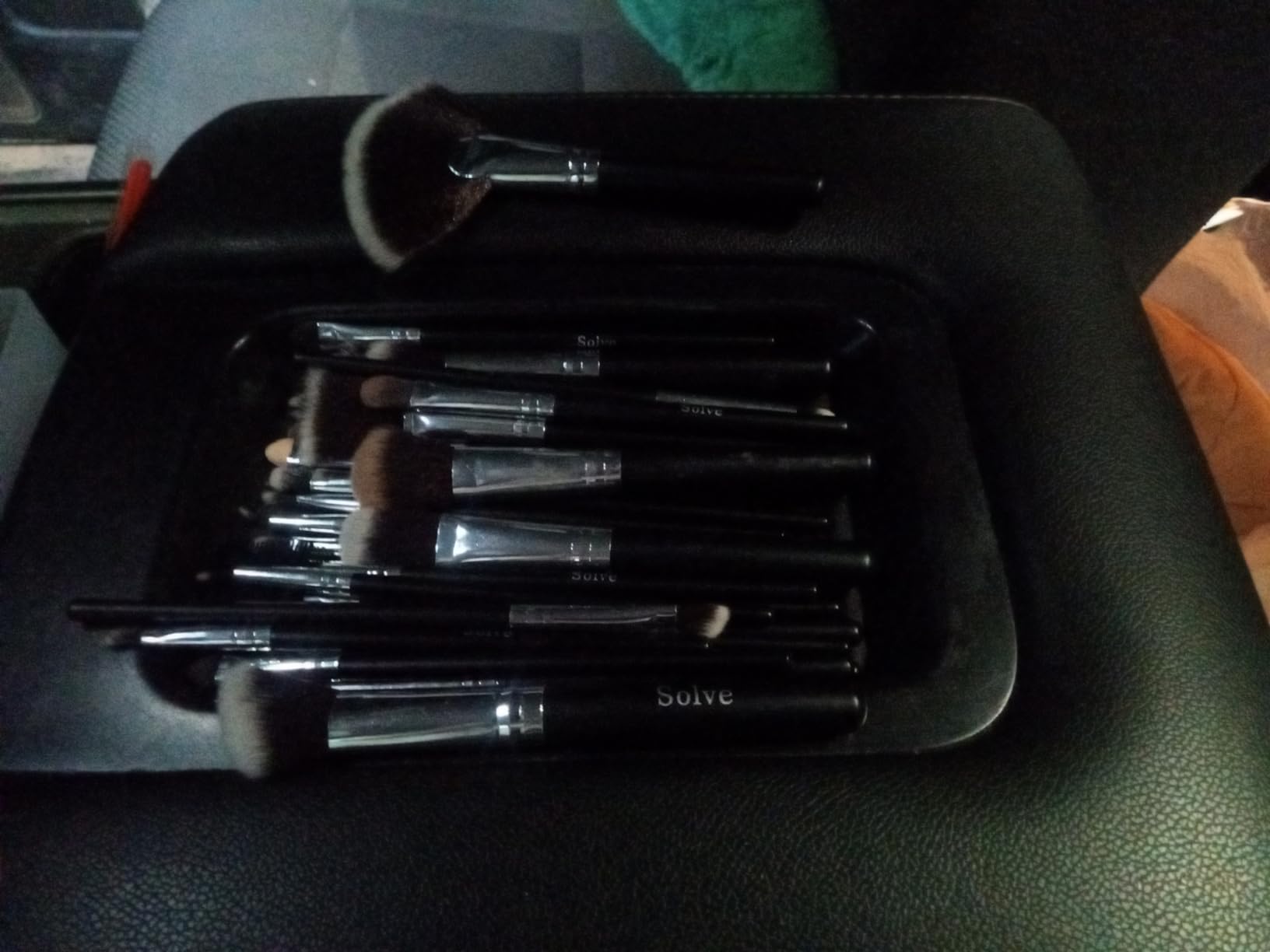 Makeup Brush Set, SOLVE 32 Pieces Professional Makeup Brushes Wooden Handle Cosmetics Brushes Foundation Concealer Powder Face Eye Make up Brushes Kit, Black customer photo 2