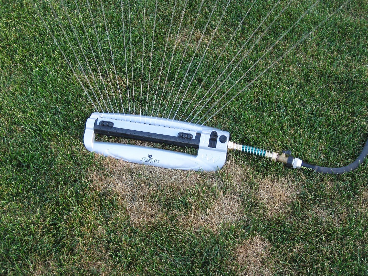 Rocky Mountain Goods Metal Oscillating Lawn Sprinkler - Rust-Proof Aluminum Base - 4,100 Sq. Ft. Coverage - Easy Adjust Range Control - Built-in Spray Jet Cleaning Needle customer photo 1