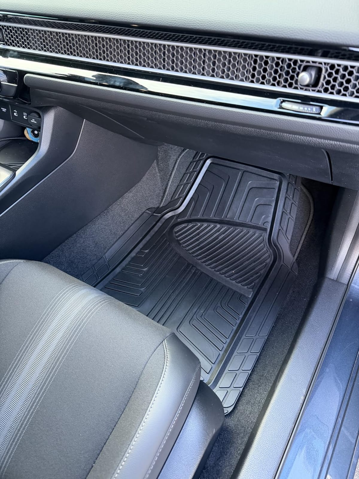 Amazon Basics 2-Piece Premium All-Season Anti-Slip Rubber Floor Mats for Cars, SUVs and Trucks, Universal Trim to Fit, Black customer photo 1
