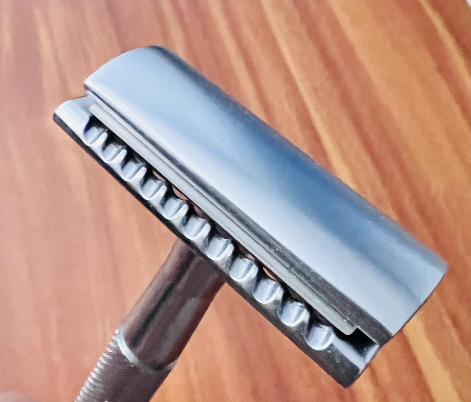Bambaw Double Edge Safety Razor for Men & Women, Metal Razor with 5 Double Edge Safety Razor Blades, Eco-Friendly Razor – Silver customer photo 2