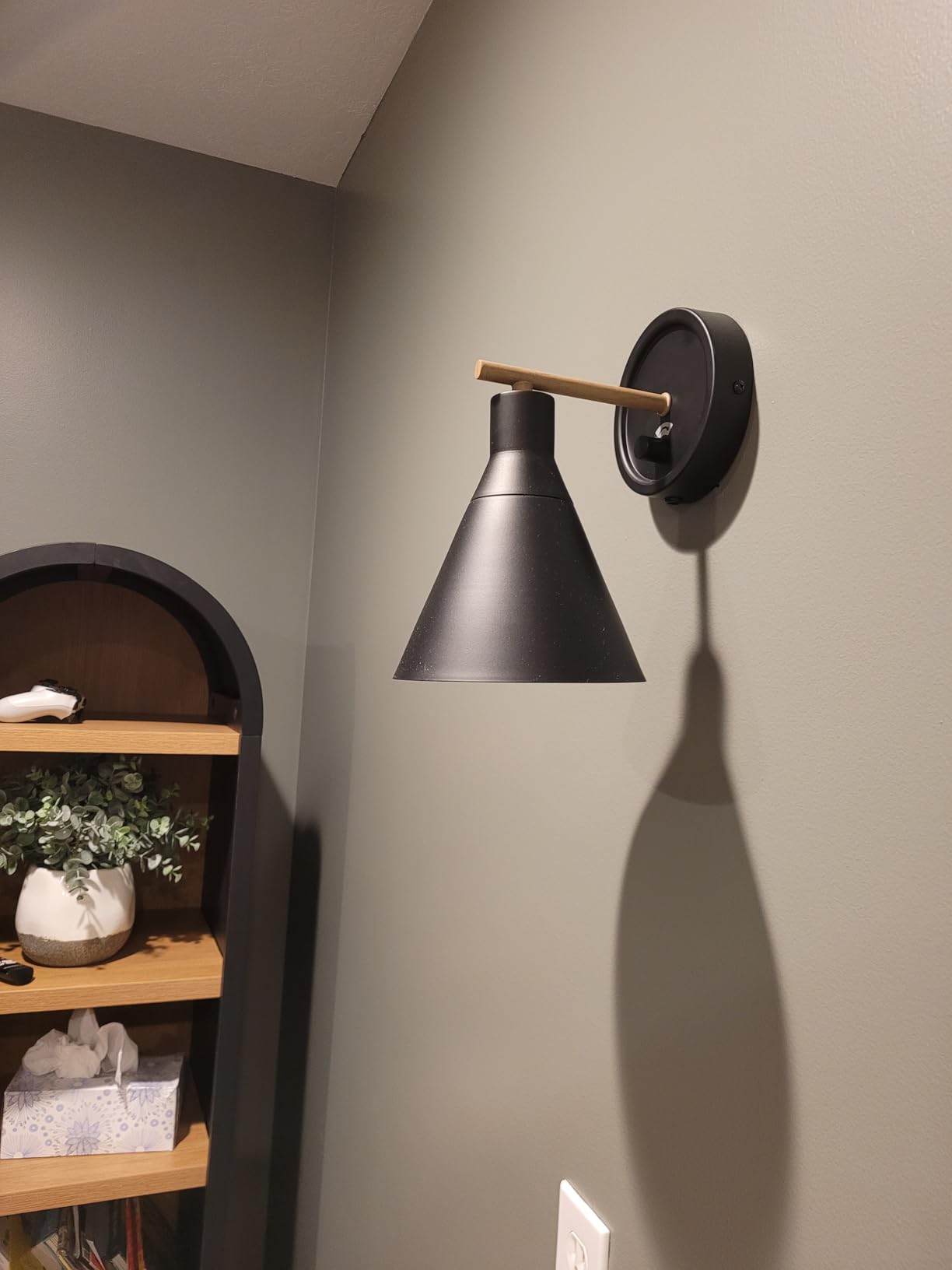 Globe Electric 51725 1-Light Dimmable Plug-in or Hardwire Wall Sconce, Matte Black, Faux Walnut Accent, Stepless Dimming Rotary Switch on Canopy, Black Fabric Cord, Bulb Not Included customer photo 1
