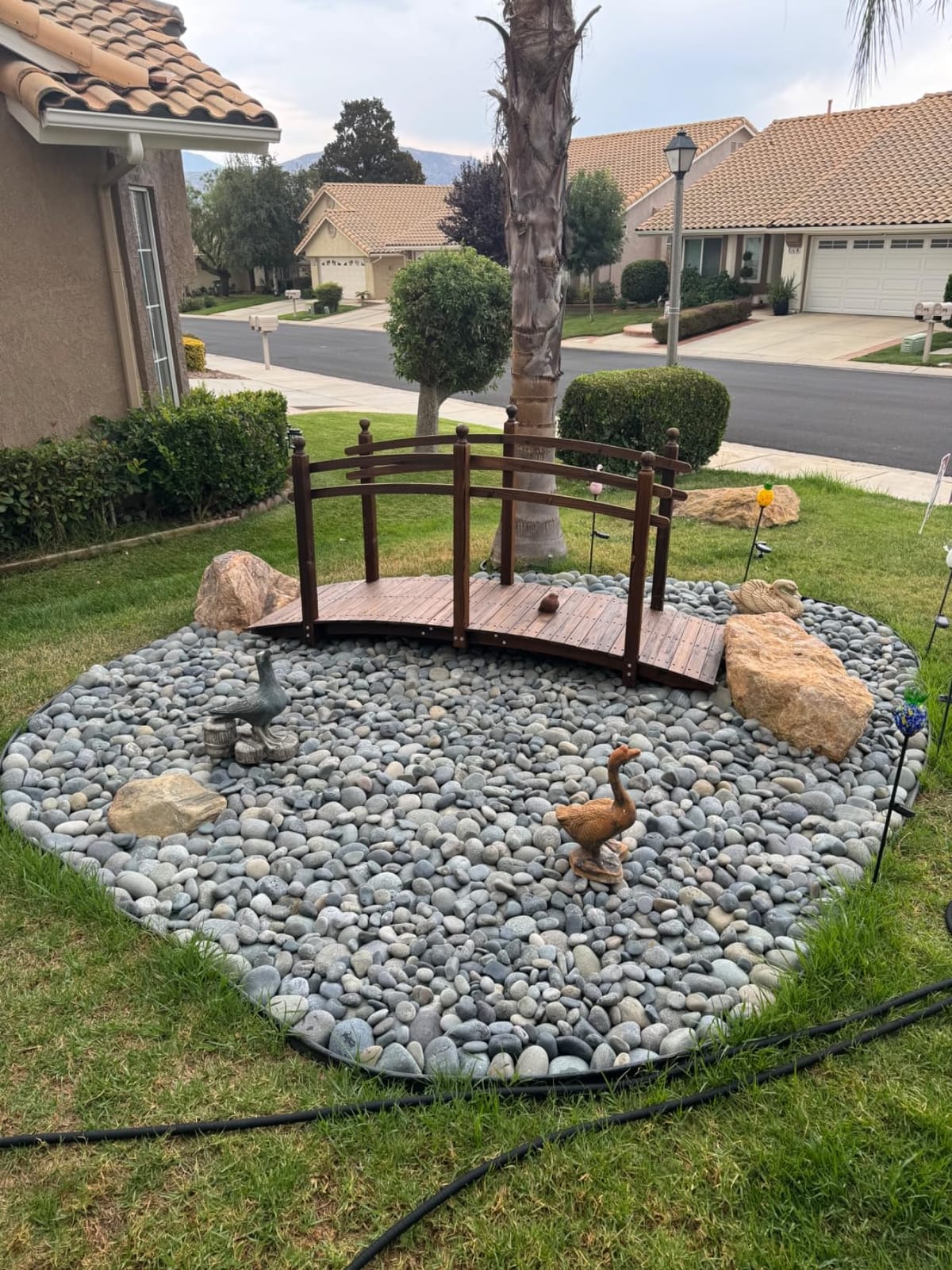 Outsunny 7.5' Wooden Arch Garden Bridge Safety Rails for Ponds Carbonized customer photo 2