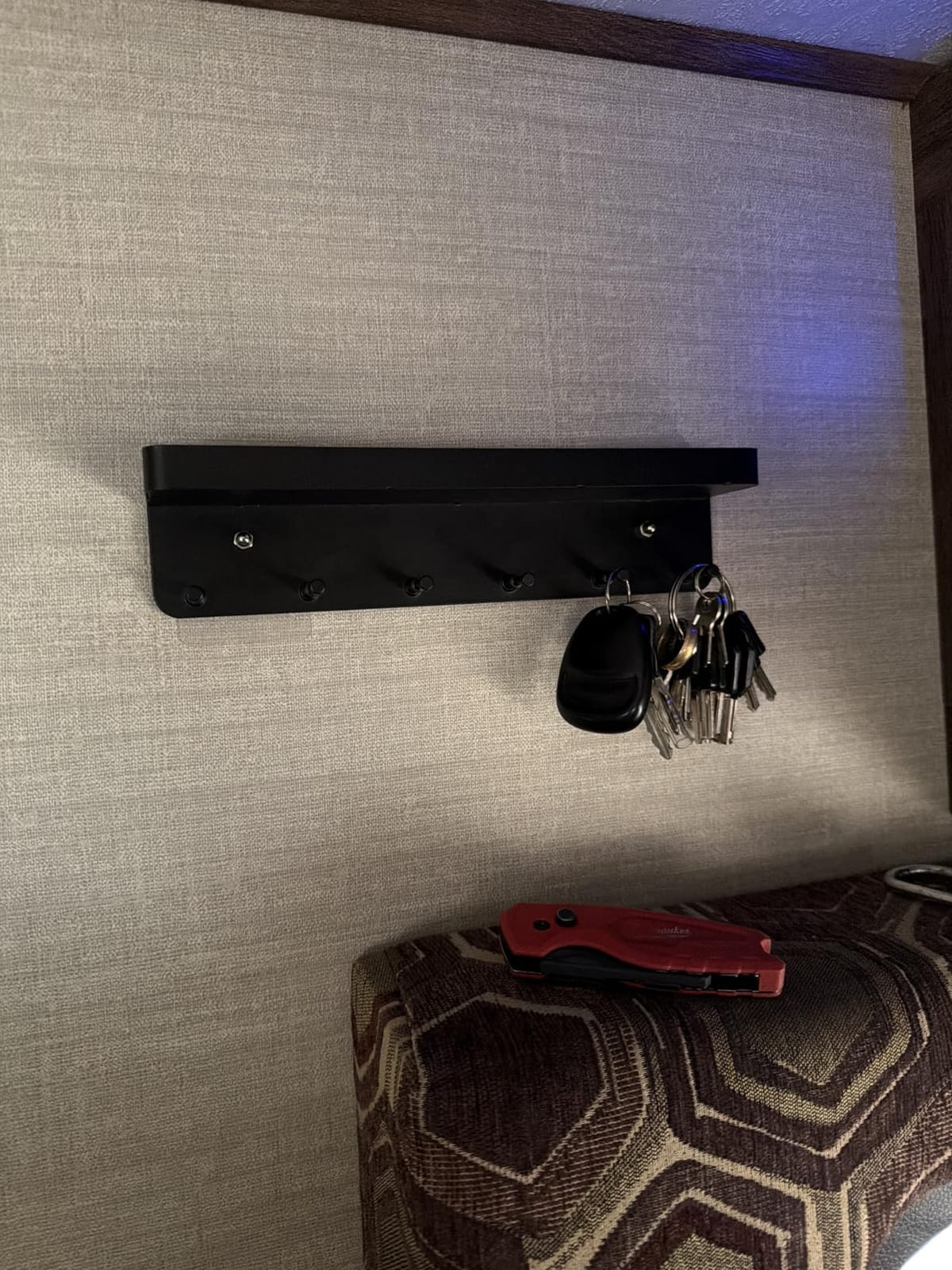 MKO Key Holder Wall Mount, Key Holder Wall Mount Adhesive with Mail Organizer Tray with 6 Key Hooks for Wall, Black customer photo 2