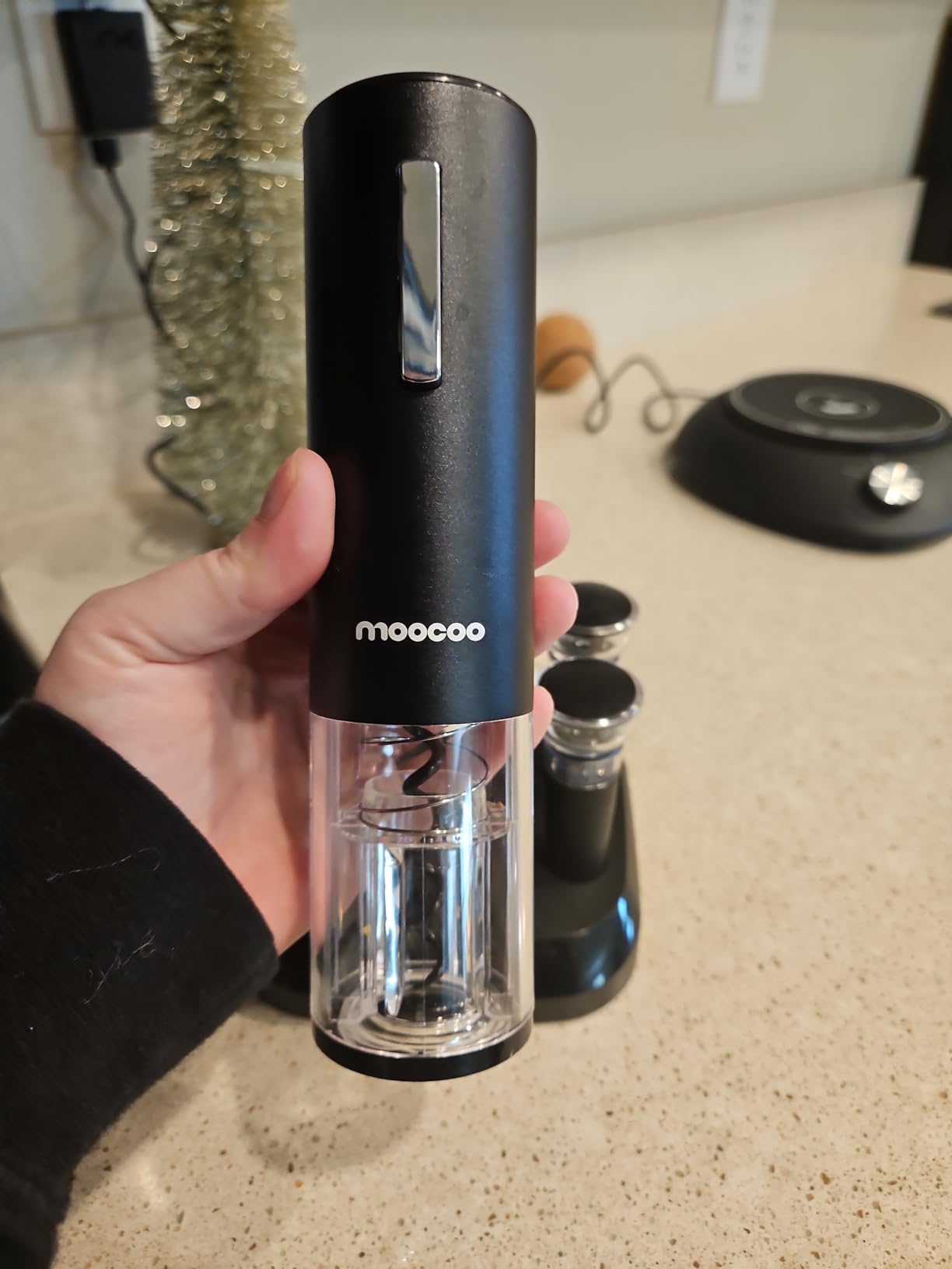 Moocoo Electric Wine Opener with Charging Base, Cordless Electric Wine Bottle Opener with 2-in-1 Aerator &Pourer, Foil Cutter, 2 Vacuum Preservation Stoppers, Display Charging Station for Easy Storage customer photo 1