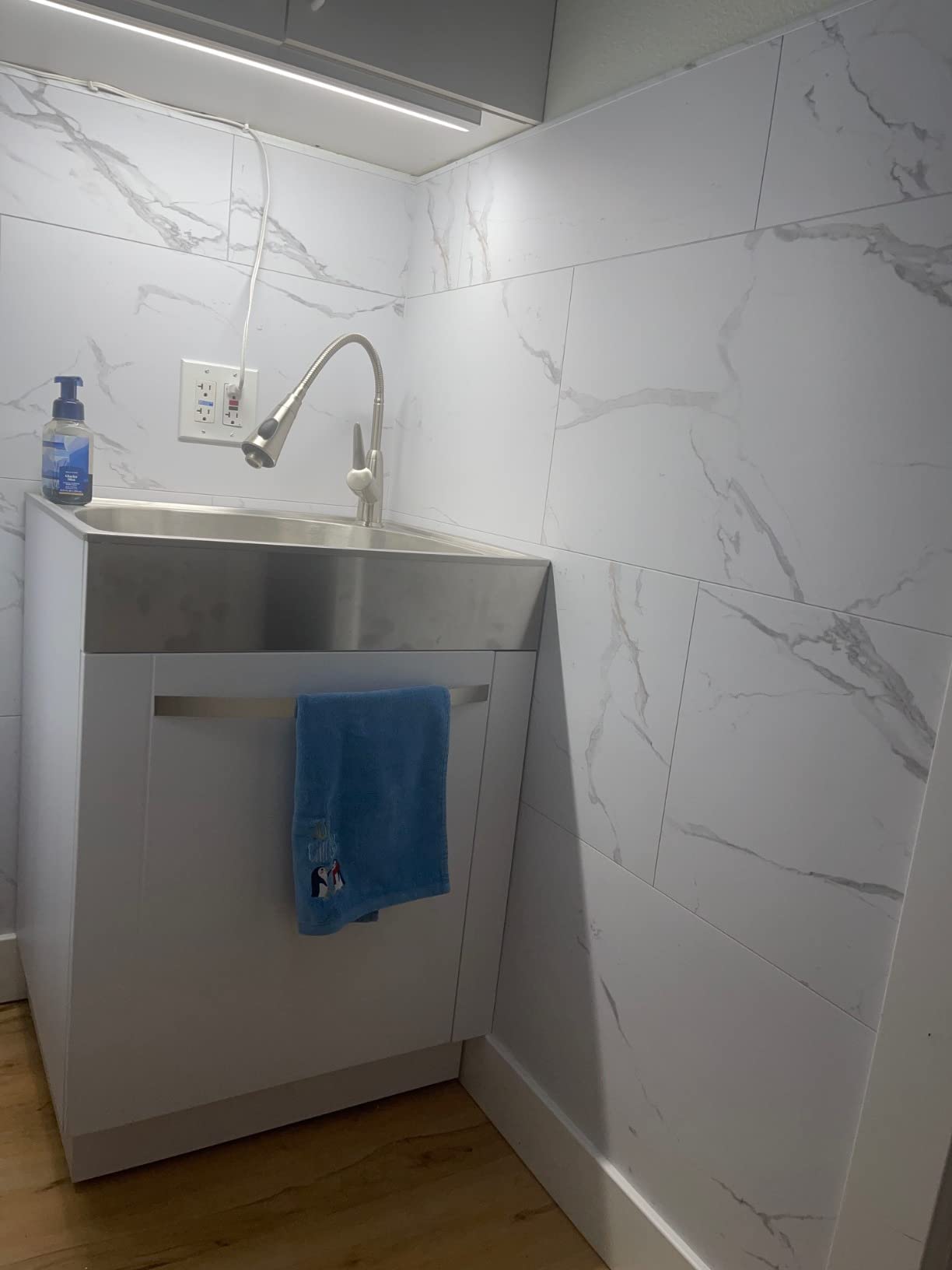 Palisade 23.2 in. x 11.1 in. Vinyl Wall Tiles in Carrara Marble (10 Pack) customer photo 2