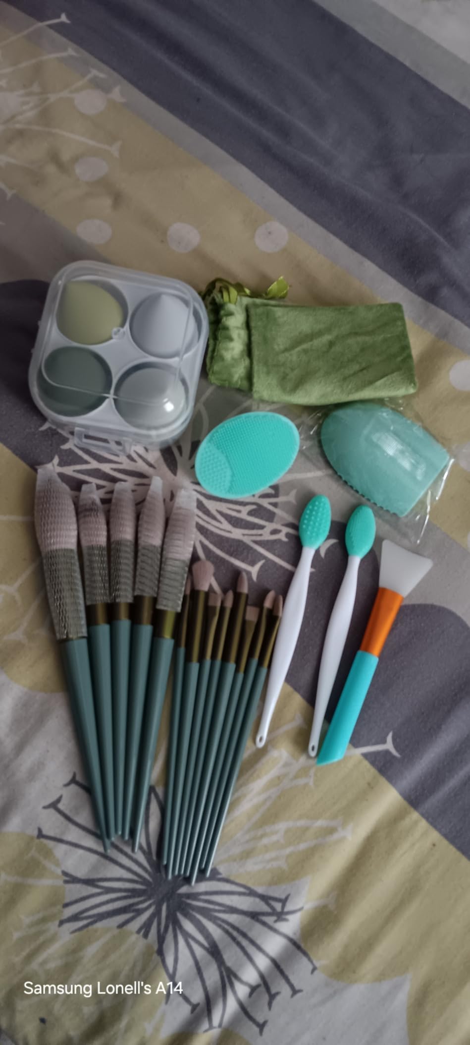 Koccido Makeup Brushes 22 Pcs Makeup Kit,Foundation Brush Eyeshadow Brush Make up Brushes Set (Green, 22 Piece Set) customer photo 2