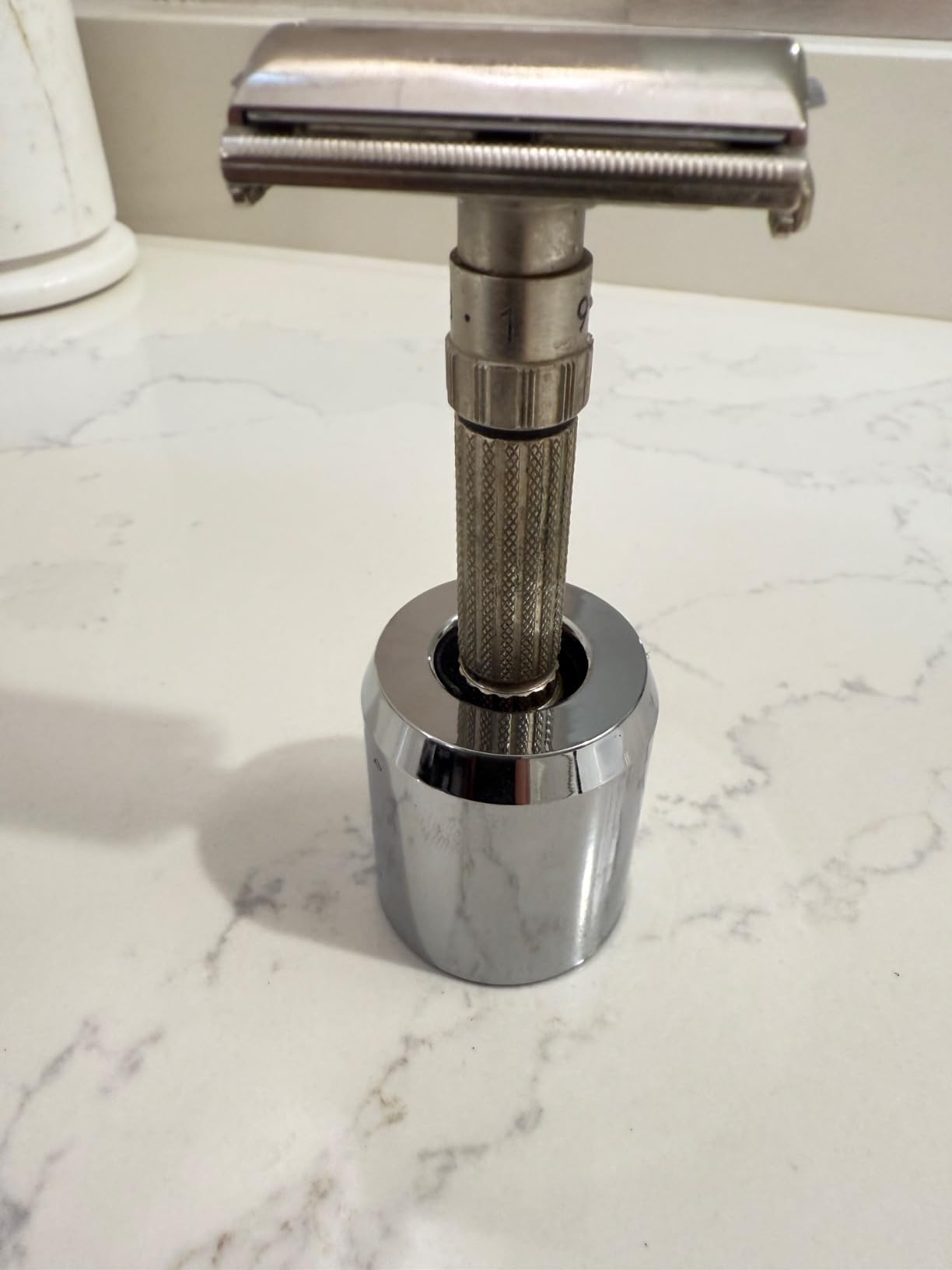 DEDGE Safety Razor Stand Matte Silver-Razor Holder Stand-Double Edge Safety Razor Stand-Shaver Holder for Bathroom Accessory-Opening Dimension is 1.7cm/0.67