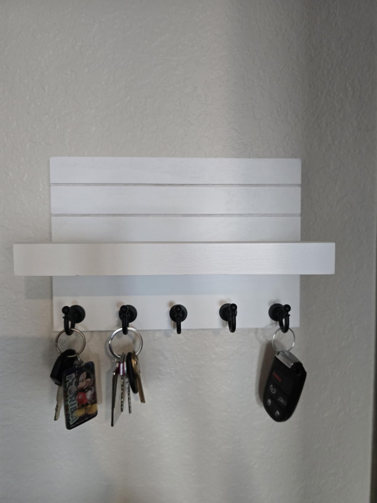 HONJIN Key Holder Wall Mount with Shelf and 5 Sturdy Key Hooks (White) customer photo 2