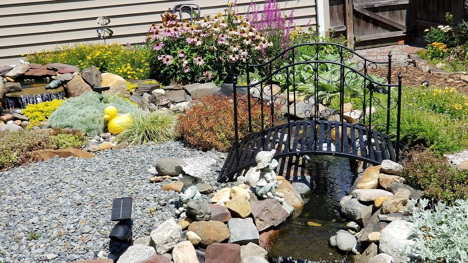 VINGLI Garden Bridge Metal Yard Arch Path Bridge with Patterned Guardrails, Ourdoor Decorative Black Iron Foot Bridge for Pond and Backyard Landscaping-4FT customer photo 1