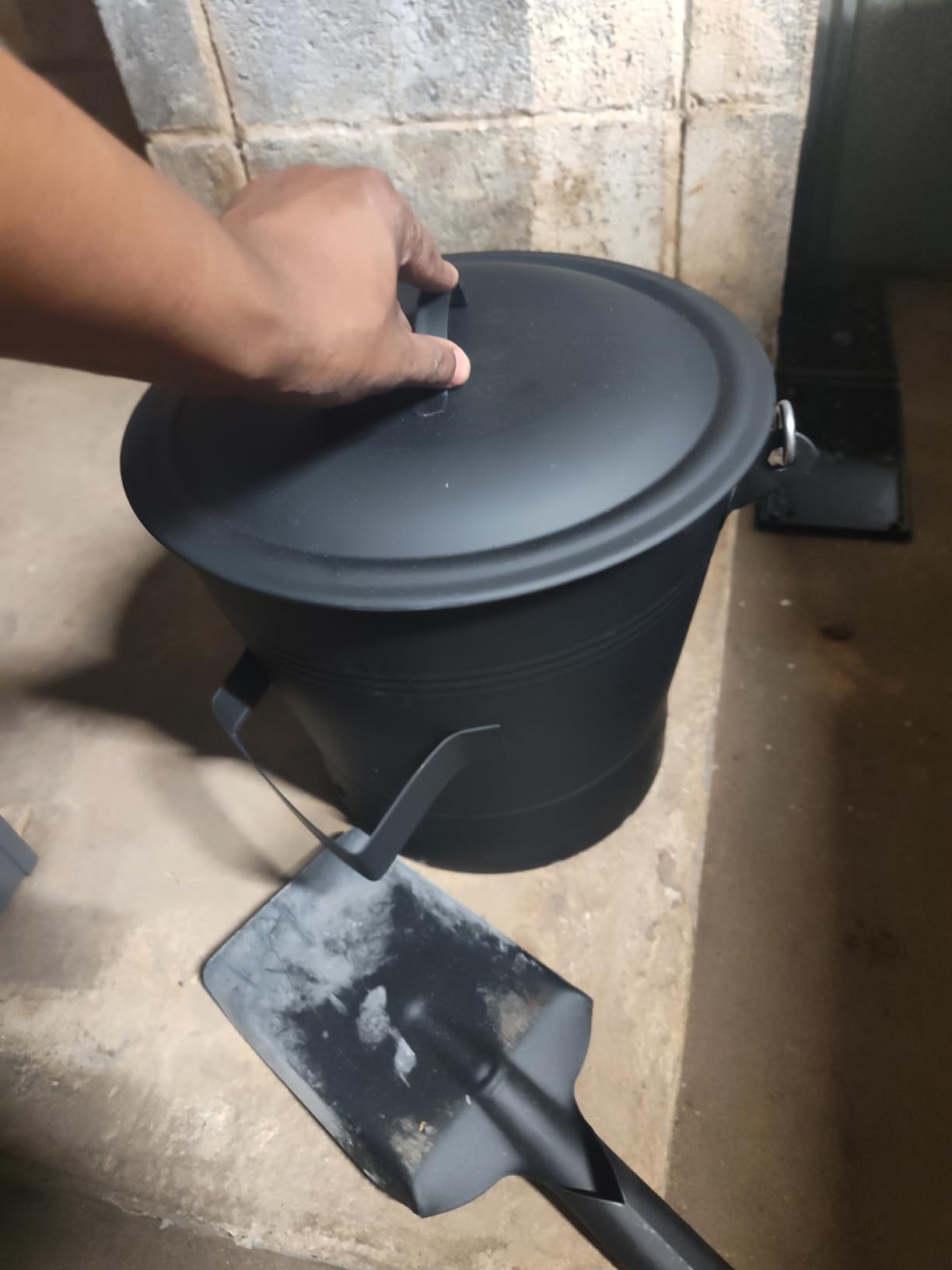 BRIAN & DANY Ash Bucket with Lid, 2.6 Gallon Fireplace Ash Bucket with Shovel and Hand Broom, Metal Bucket for Fireplace, Fire Pit, Wood Burning Stove, Black customer photo 1