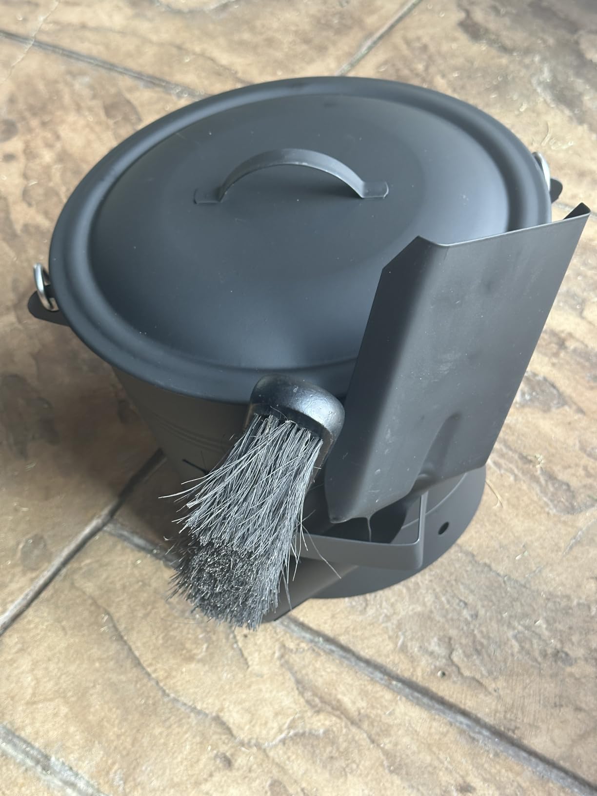 BRIAN & DANY Ash Bucket with Lid, 2.6 Gallon Fireplace Ash Bucket with Shovel and Hand Broom, Metal Bucket for Fireplace, Fire Pit, Wood Burning Stove, Black customer photo 2