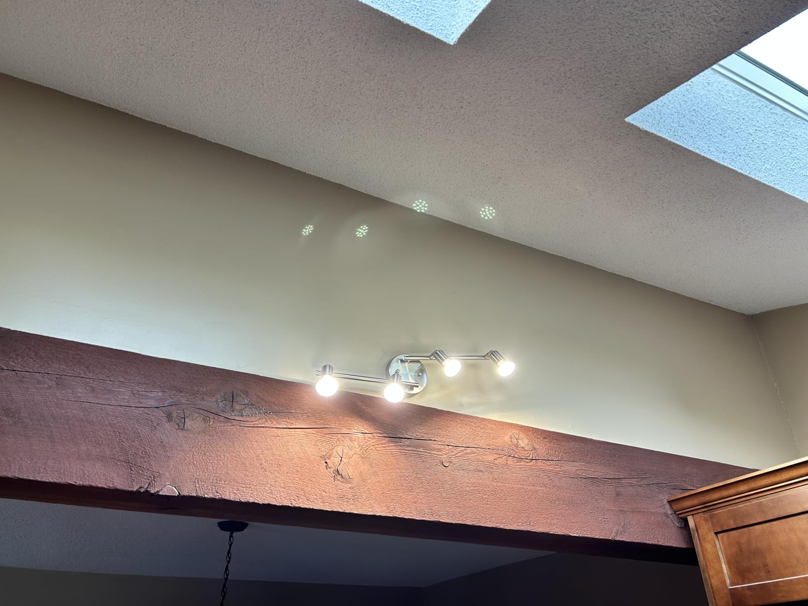 Unicozin LED 8 Light Track Lighting Kit, 54.13'' Black 8 Way Ceiling Spot Lighting, Flexibly Rotatable Head, Track Light Included 8 x LED GU10 Bulb (4W, Daylight White 5000K, 400LM) customer photo 2