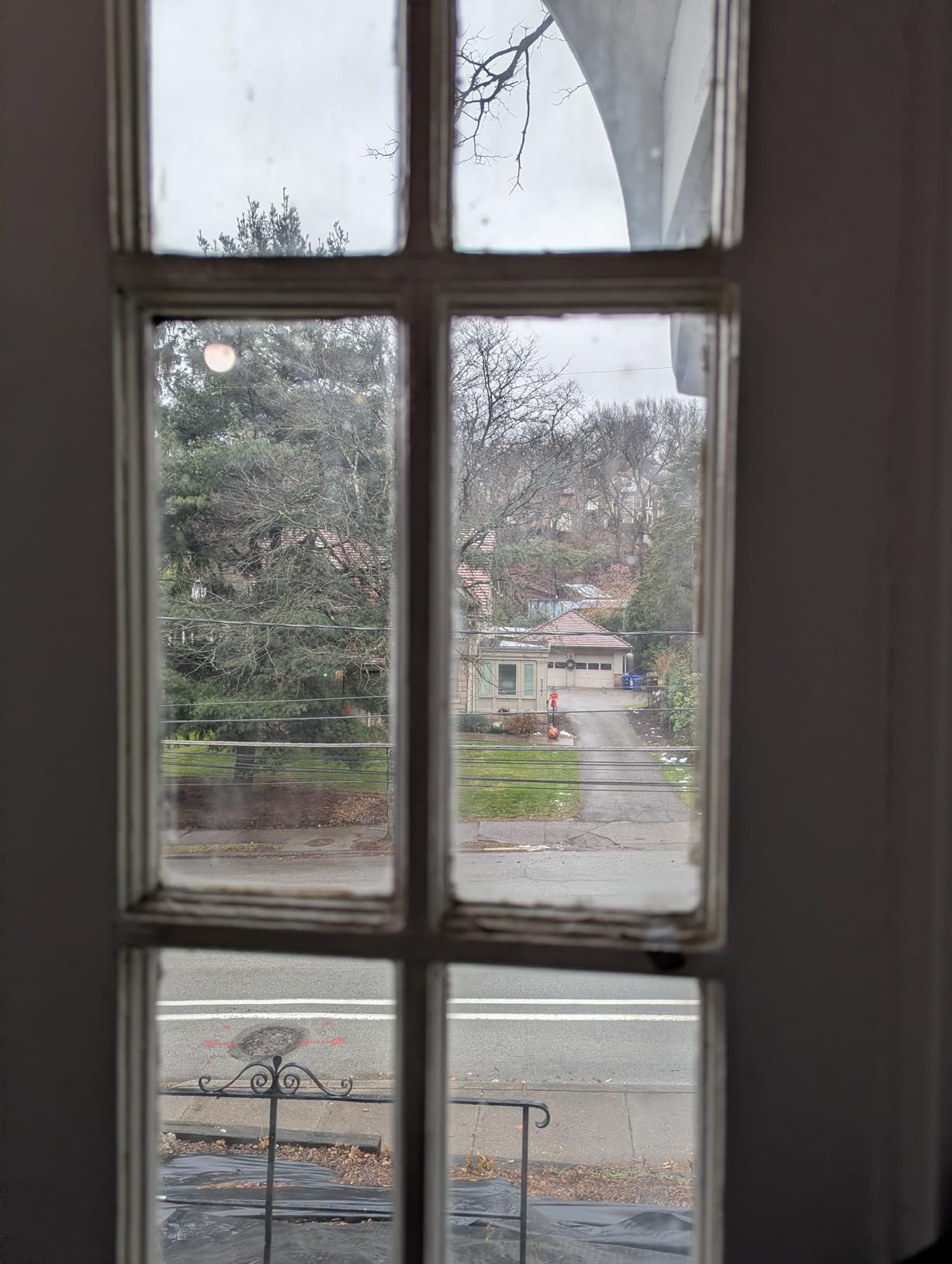 Duck Brand Winter Window Insulation Kit - Window Seal Rolled Shrink Film Covers Up to 15 3' x 5' Windows - Window Tape Included - Easy Indoor Installation - Clear - 15-Pack (288069) customer photo 1