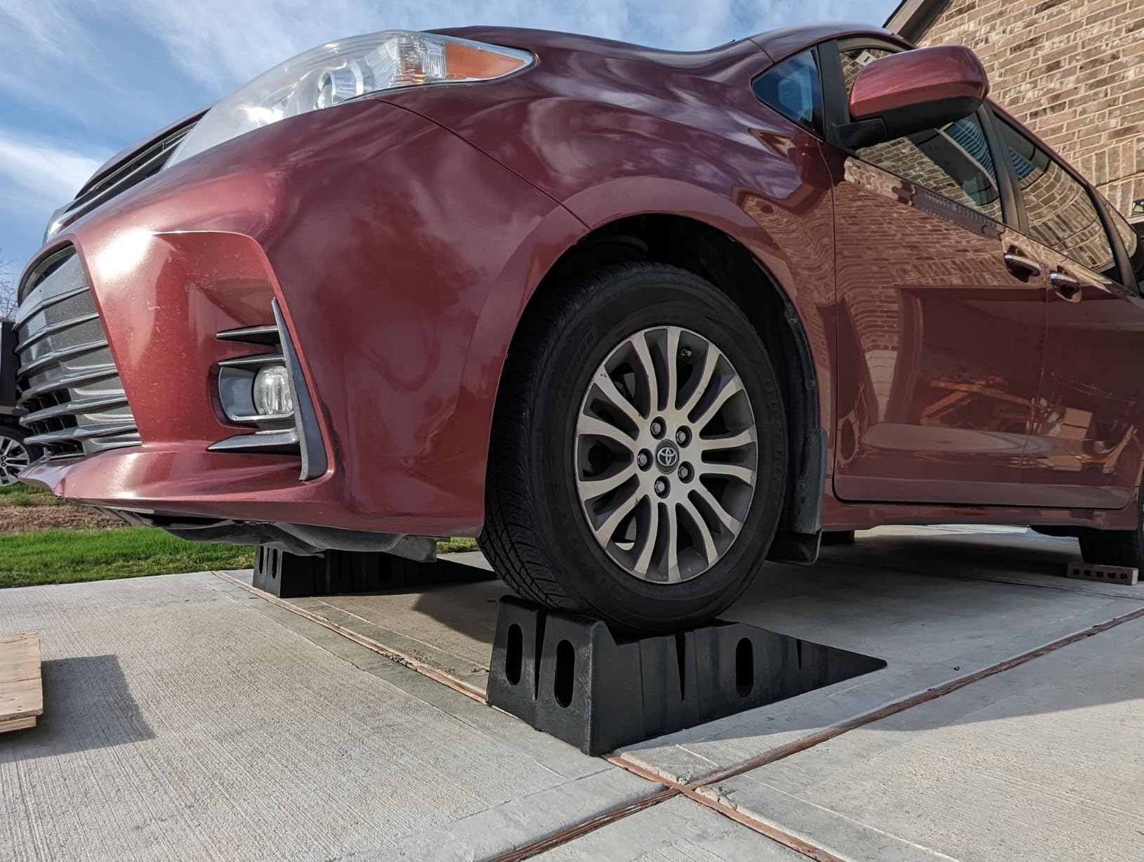HOXWELL Car Ramps for Jack Support and Lift Vehicle Maintenance, Lightweight Low Profile Car Ramps for Garage, Heavy Duty Tire Ramps for Low Chassis Cars, 17.5''x10''x3.14'' (2PCS) customer photo 1