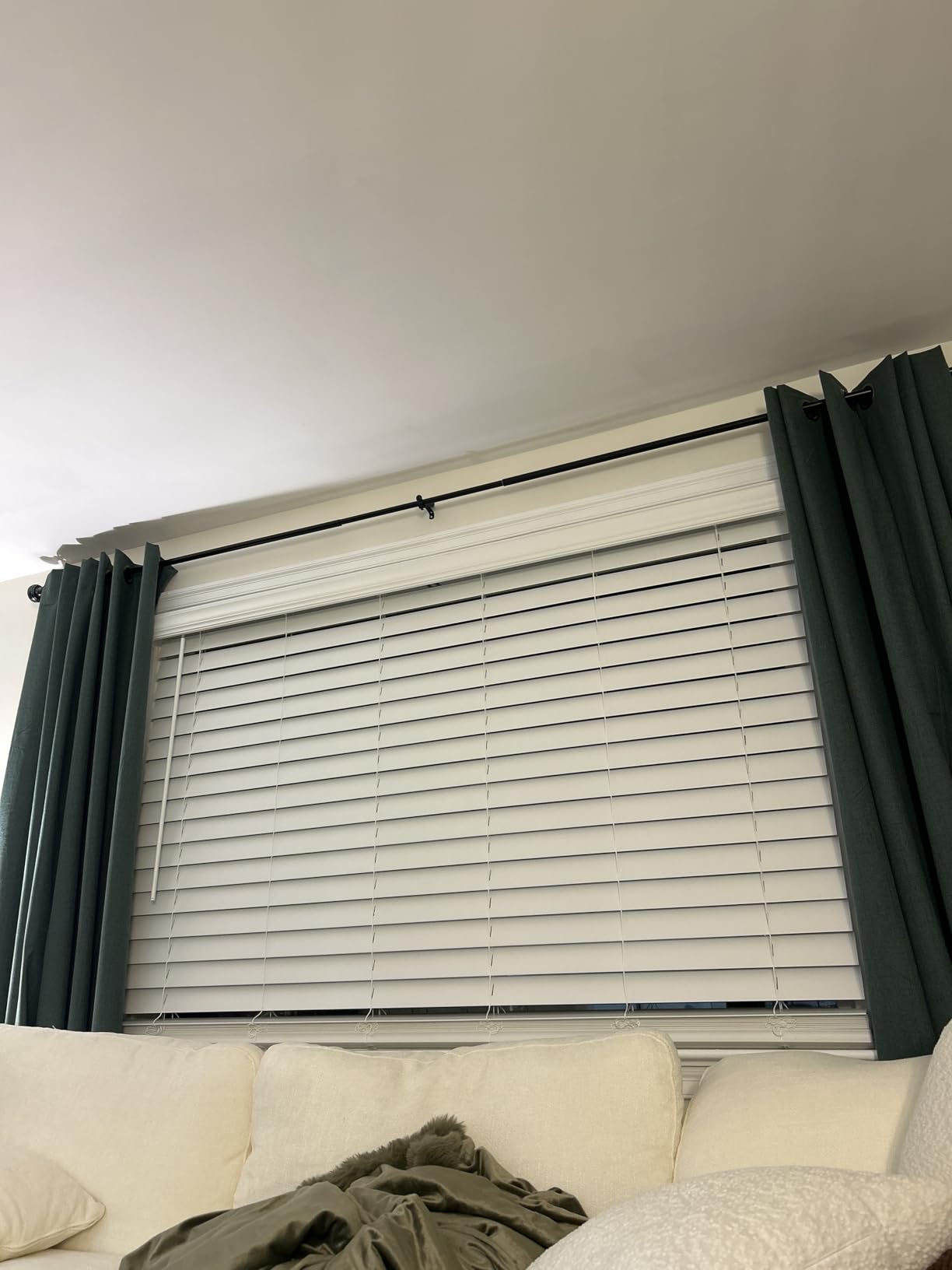 LOTUS & WINDOWARE 2.5-inch Cordless Faux Wood Blind, Plantation Style, 34.5