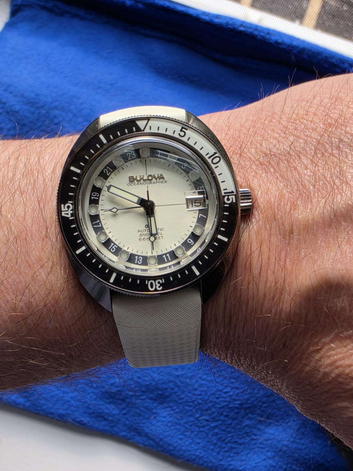 Bulova Men's Oceanographer Snorkel GMT Automatic Grey Ion Plated Stainless Steel Case Watch, Black and White Unidirectional Rotating Bezel, Gray Silicone Strap, White Dial Style:98B407 customer photo 2