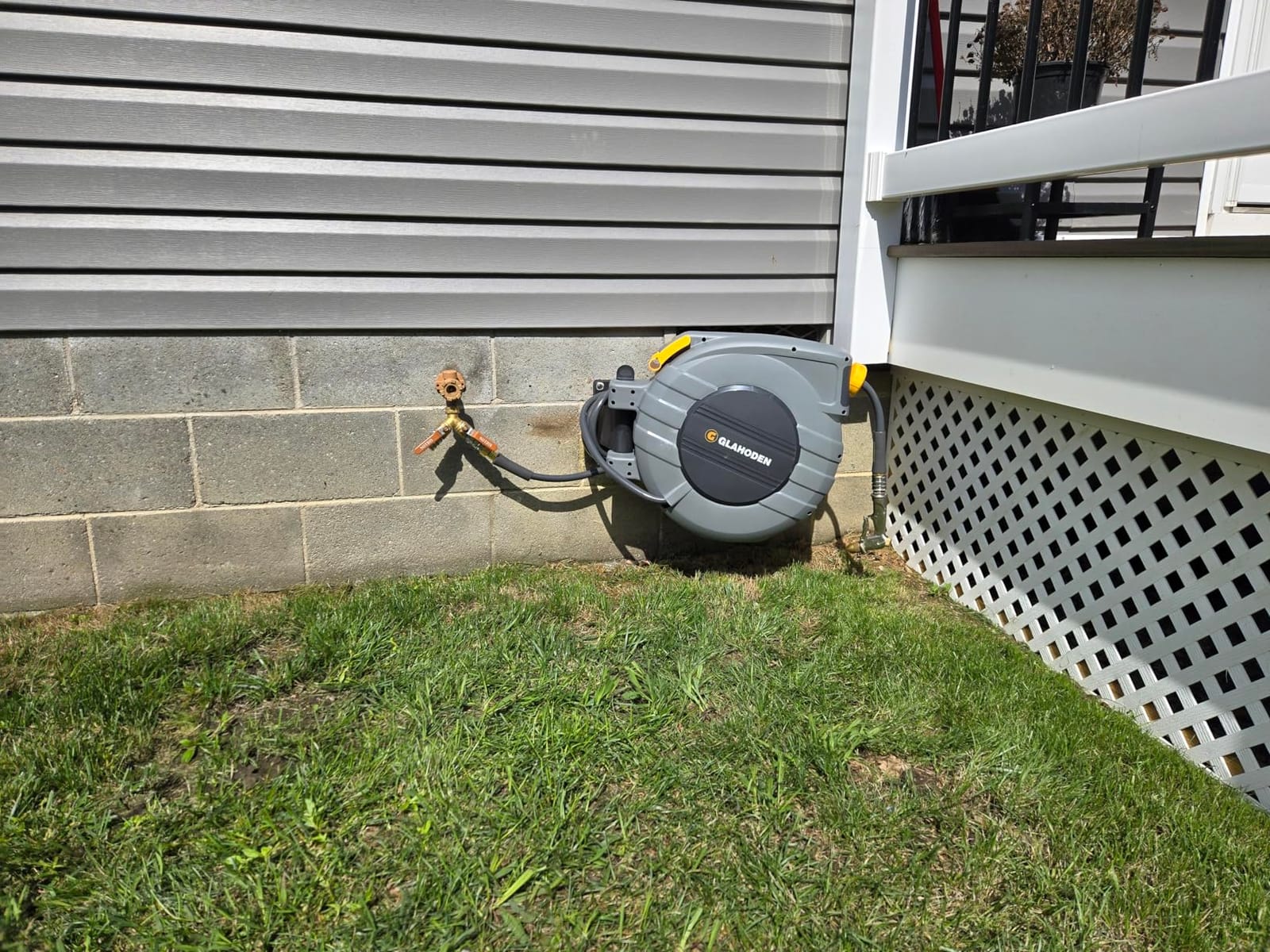 GLAHODEN 5/8 in x 100 ft Retractable Garden Hose Reel with Automatic Rewind customer photo 2