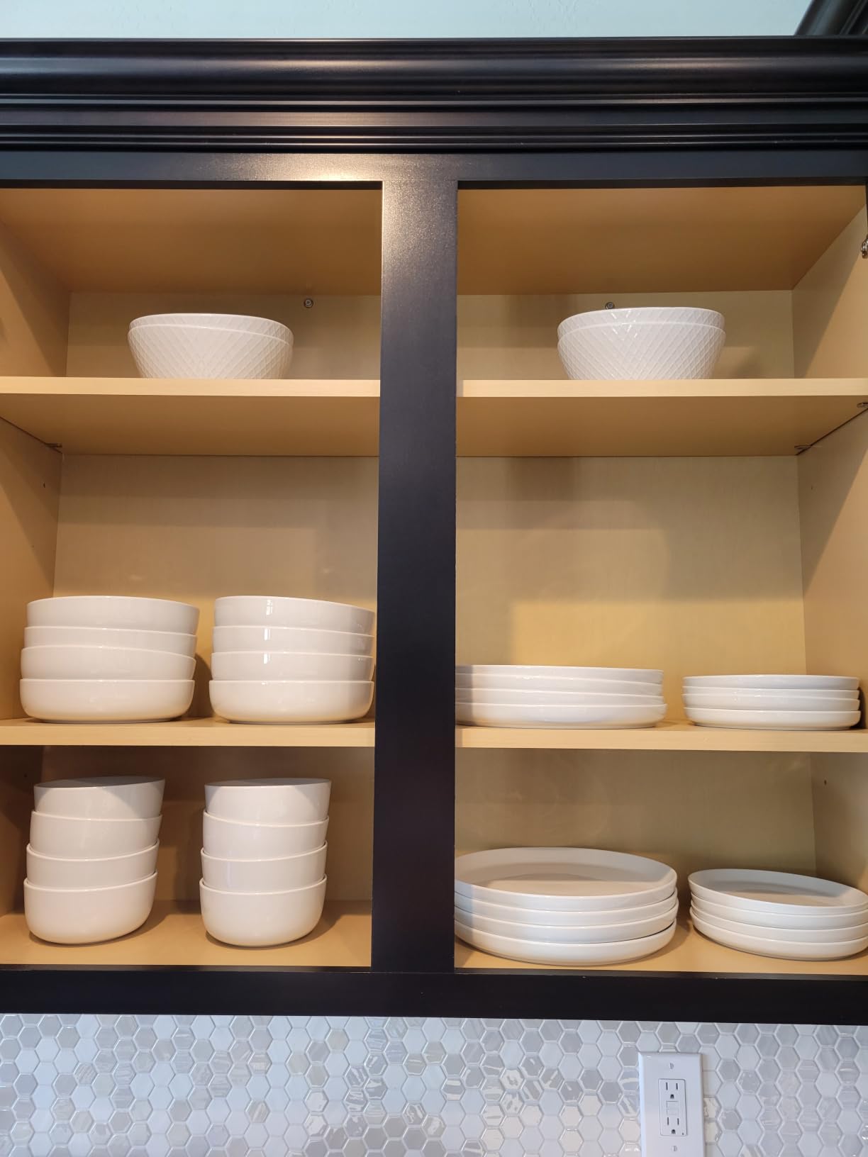 Gibson Home Oslo 16-Piece Porcelain Ceramic Chip & Scratch Resistant Dishes, Microwave & Dishwasher Safe, Plates and Bowls Dinnerware Set, White w/Blue Rim customer photo 1