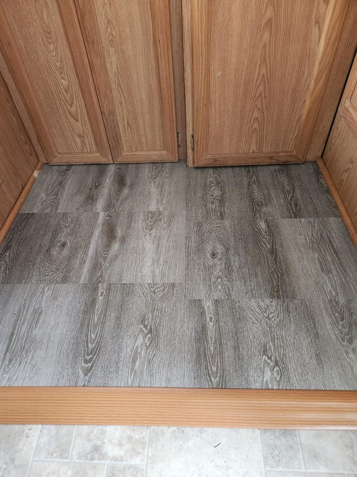 AKOLAFE 40 Sheet Vinyl Flooring 12 x 12 Peel and Stick Floor Tile Waterproof Clearance Vinyl Floor Tiles Wood Grey Self Adhesive Floor Tiles Sticky Laminate Flooring for Bathroom Kitchen Basement RV customer photo 1