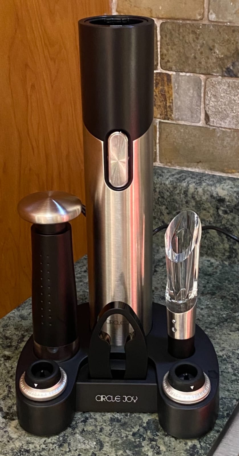 CIRCLE JOY Electric Wine Opener Rechargeable, 7-in-1 Automatic Wine Bottle Opener Gift Set with Electric Vacuum Pump, Foil Cutter, Aerator Pourer, 2 Stoppers & Charging Base, Black customer photo 1