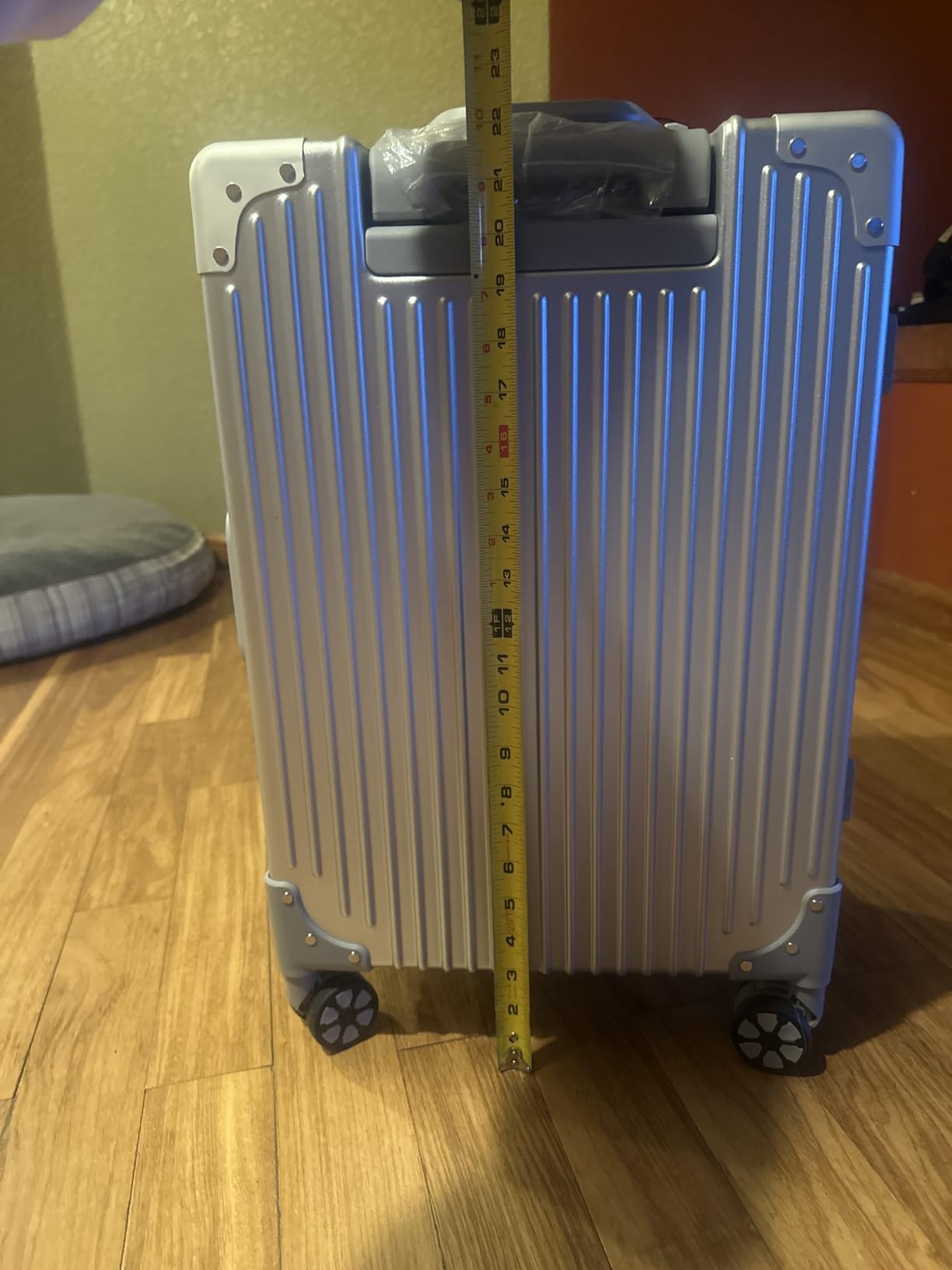 HotWay Zipperless Suitcase with Aluminum Frame, Carry On 20 Inch, Silver customer photo 1