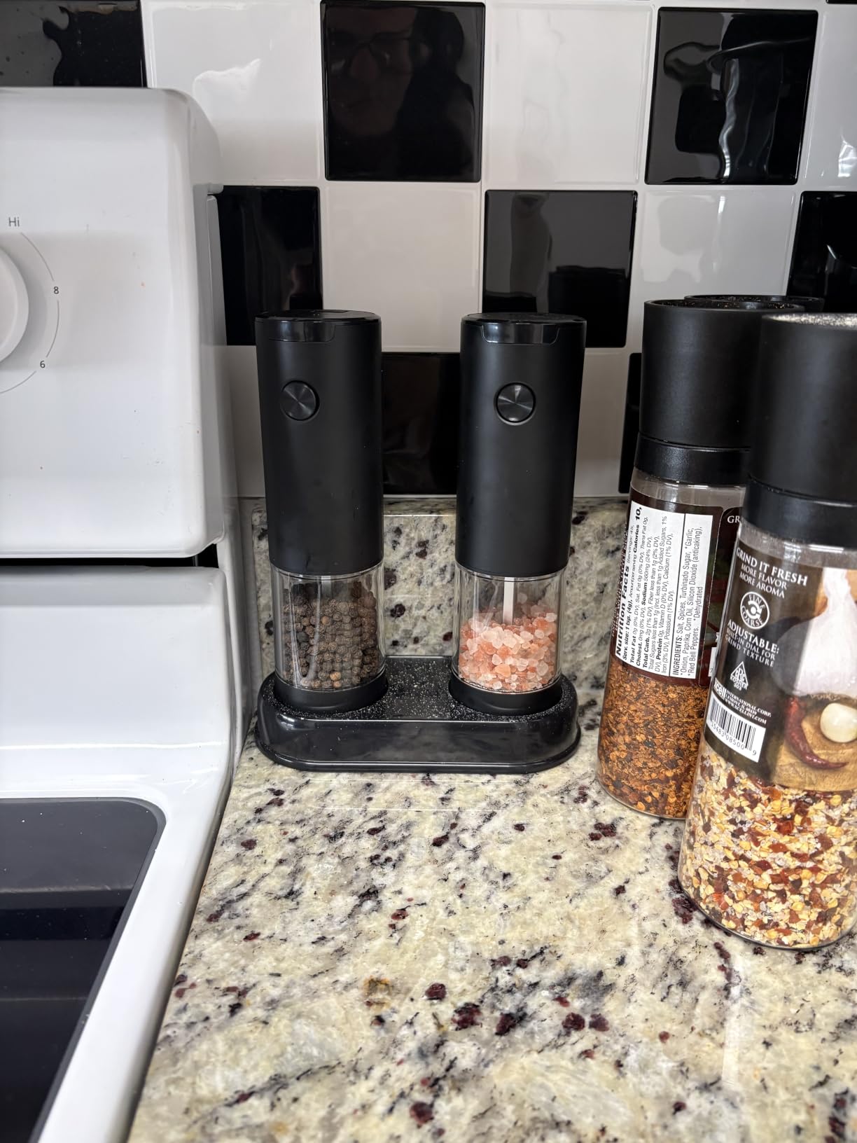 Electric Salt and Pepper Grinder Set Automatic Battery Pepper Mill Shakers Adjustable Coarseness Upgraded Larger Capacity with Led Home and Kitchen Appliances White Elephant Gifts for Women Men customer photo 2