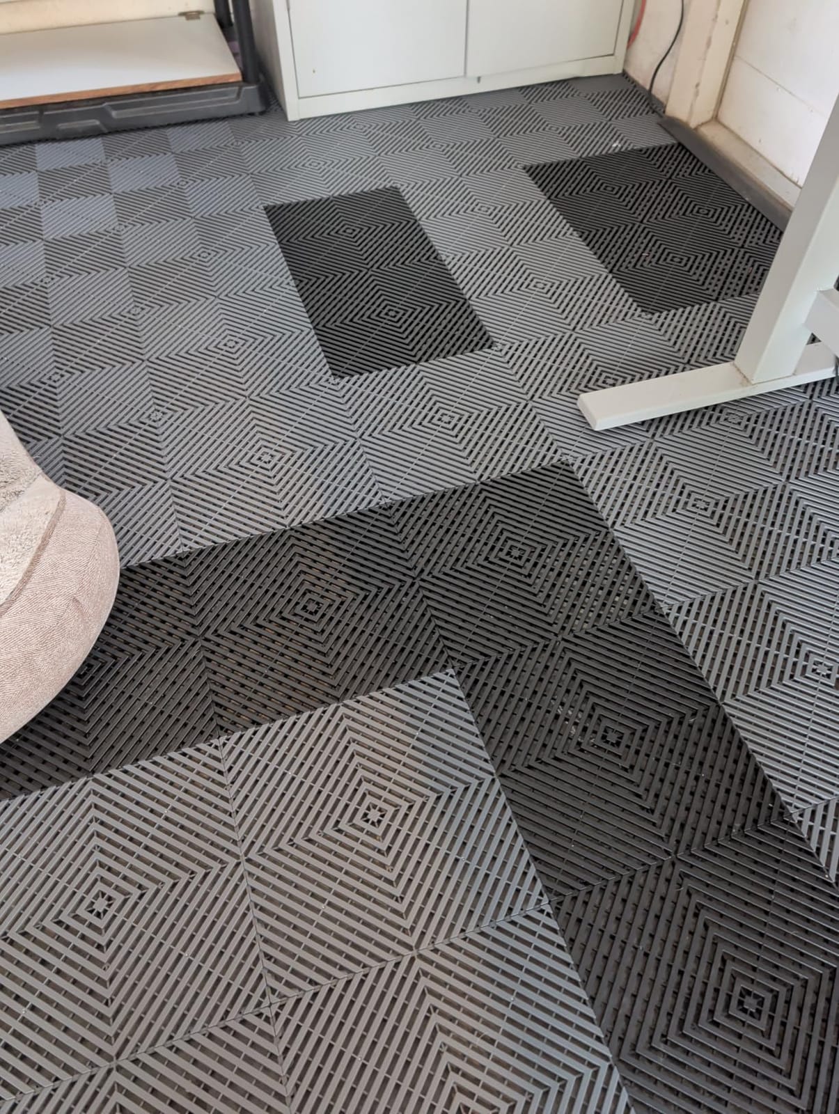 VEVOR Interlocking Drainage Mat, 12” x 12” Modular Interlocking Cushion, 55 Pcs Splicing Drainage Mats, Non-Slip PP Drainage Floor Tile and Shower Mat, for Garage, Garden, Kitchen & Outdoor, Gray customer photo 1