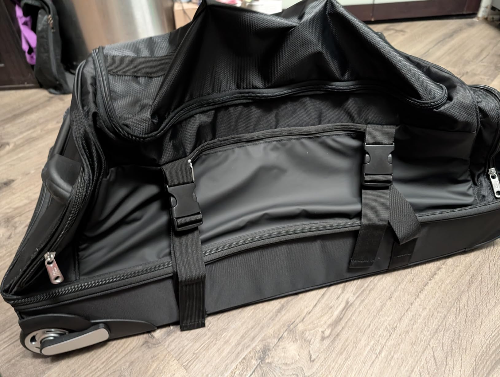 Amazon Essentials Wheeled Rolling Duffel Bag, 30-Inch (76.2 cm) Checked-Size, Expandable, Shoe Compartment, Telescoping Handle, Black customer photo 1
